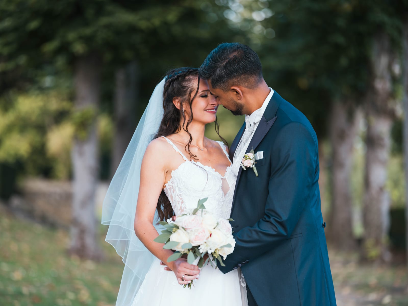 Justine et Kamielton face à face, portrait complice dans l'allée du domaine à Creil, mariage au Le Clos Barisseuse, par Jean-Baptiste Argyre (Jaysphotography)