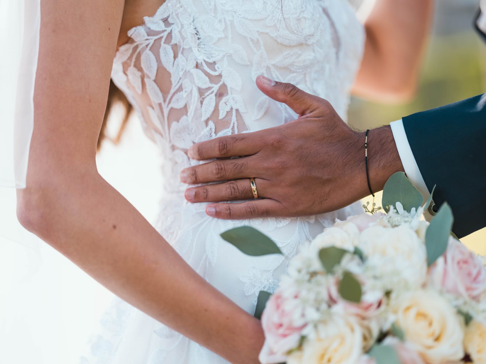 Détail robe et alliance, gros plan sur la main de Justine tenue par Kamielton, mariage au Le Clos Barisseuse, par Jean-Baptiste Argyre (Jaysphotography)