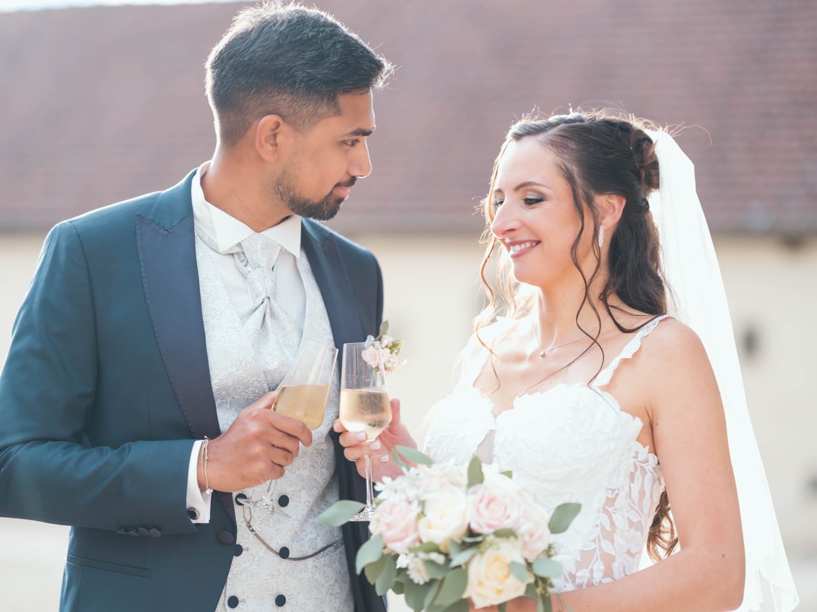 Portrait souriant du couple en lumière de fin de journée, façade du Clos Barisseuse en fond, mariage au Le Clos Barisseuse, par Jean-Baptiste Argyre (Jaysphotography)