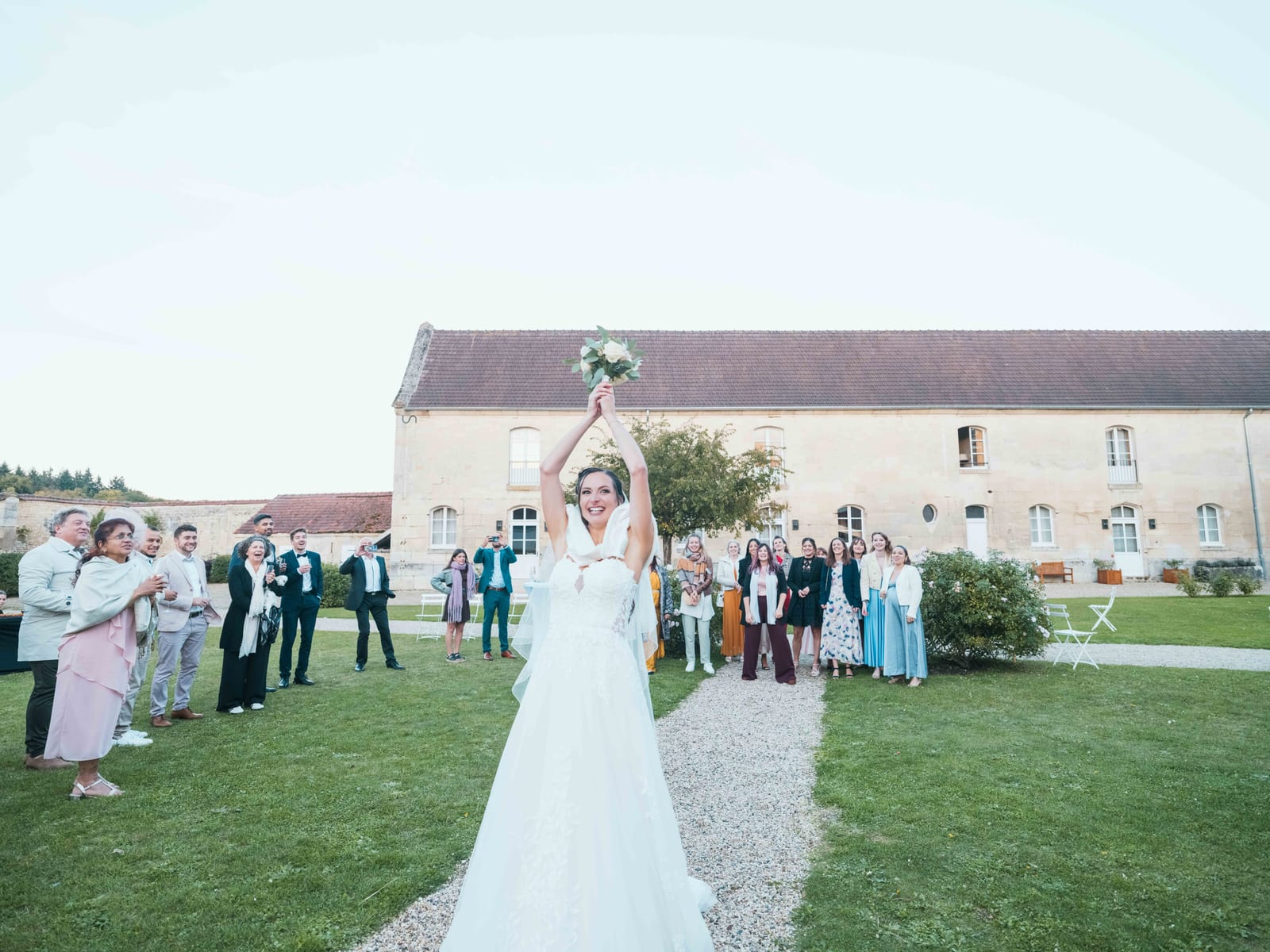 Vin d'honneur dans la cour du Clos Barisseuse, invités réunis pour la soirée de mariage, mariage au Le Clos Barisseuse, par Jean-Baptiste Argyre (Jaysphotography)
