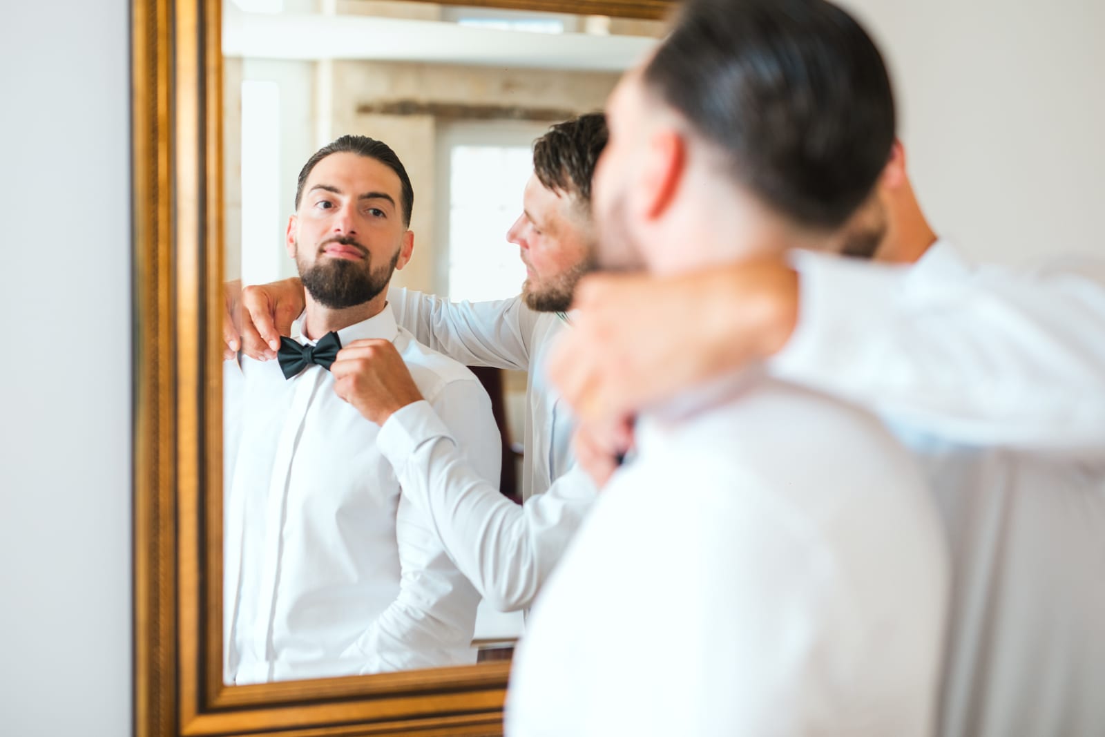 Killian se regarde dans le miroir pendant ses préparatifs au Domaine de l'Orangerie, mariage Killian et Élodie, mariage au Domaine de l'Orangerie, par Jean-Baptiste Argyre (Jaysphotography)