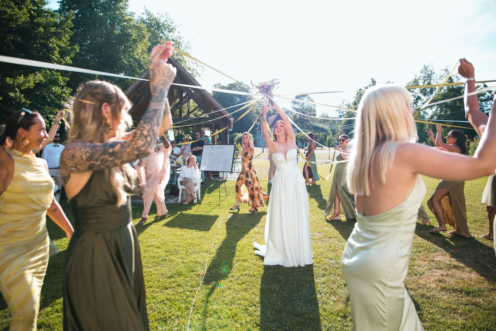 Haie d'honneur des invités en extérieur, sortie de cérémonie au Domaine de l'Orangerie, mariage au Domaine de l'Orangerie, par Jean-Baptiste Argyre (Jaysphotography)