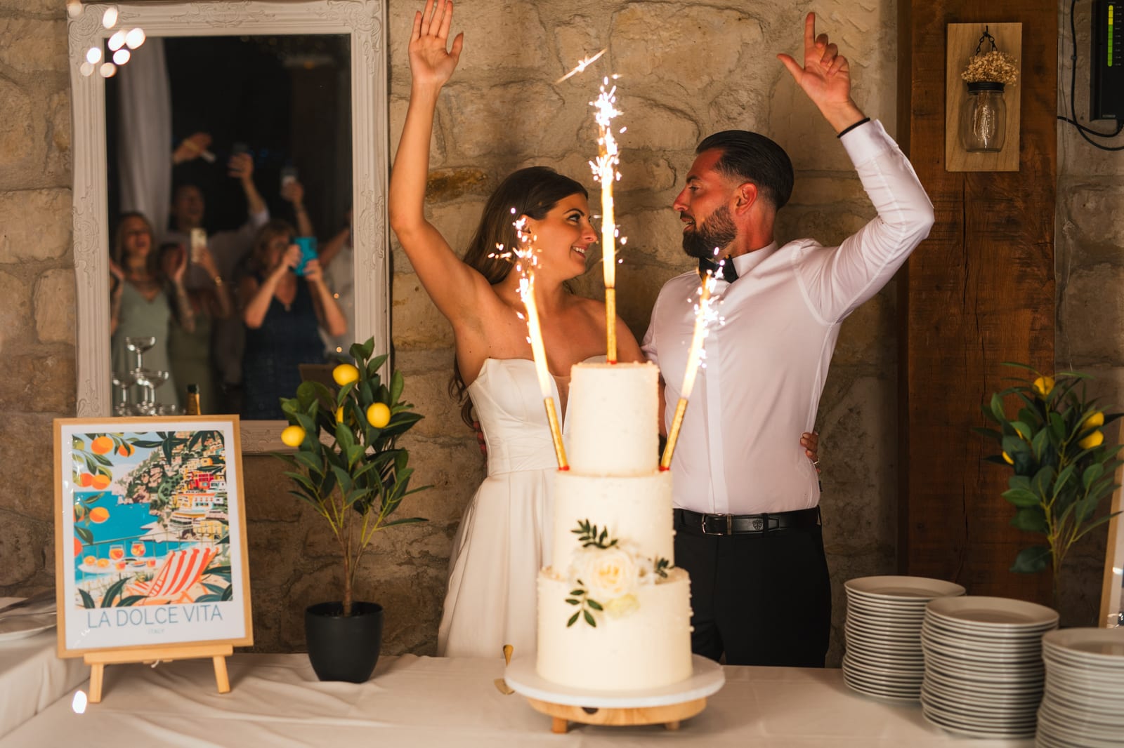 Découpe du gâteau de mariage sous les cierges magiques, Killian et Élodie, Domaine de l'Orangerie, mariage au Domaine de l'Orangerie, par Jean-Baptiste Argyre (Jaysphotography)