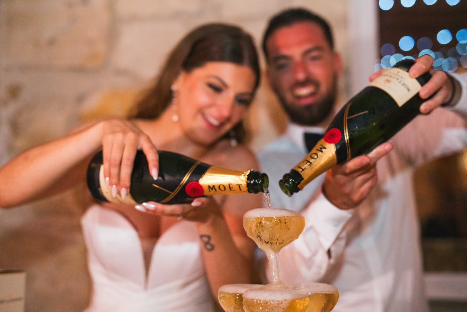 Élodie verse le champagne ou sabrage lors de la soirée, ambiance festive au Domaine de l'Orangerie, mariage au Domaine de l'Orangerie, par Jean-Baptiste Argyre (Jaysphotography)