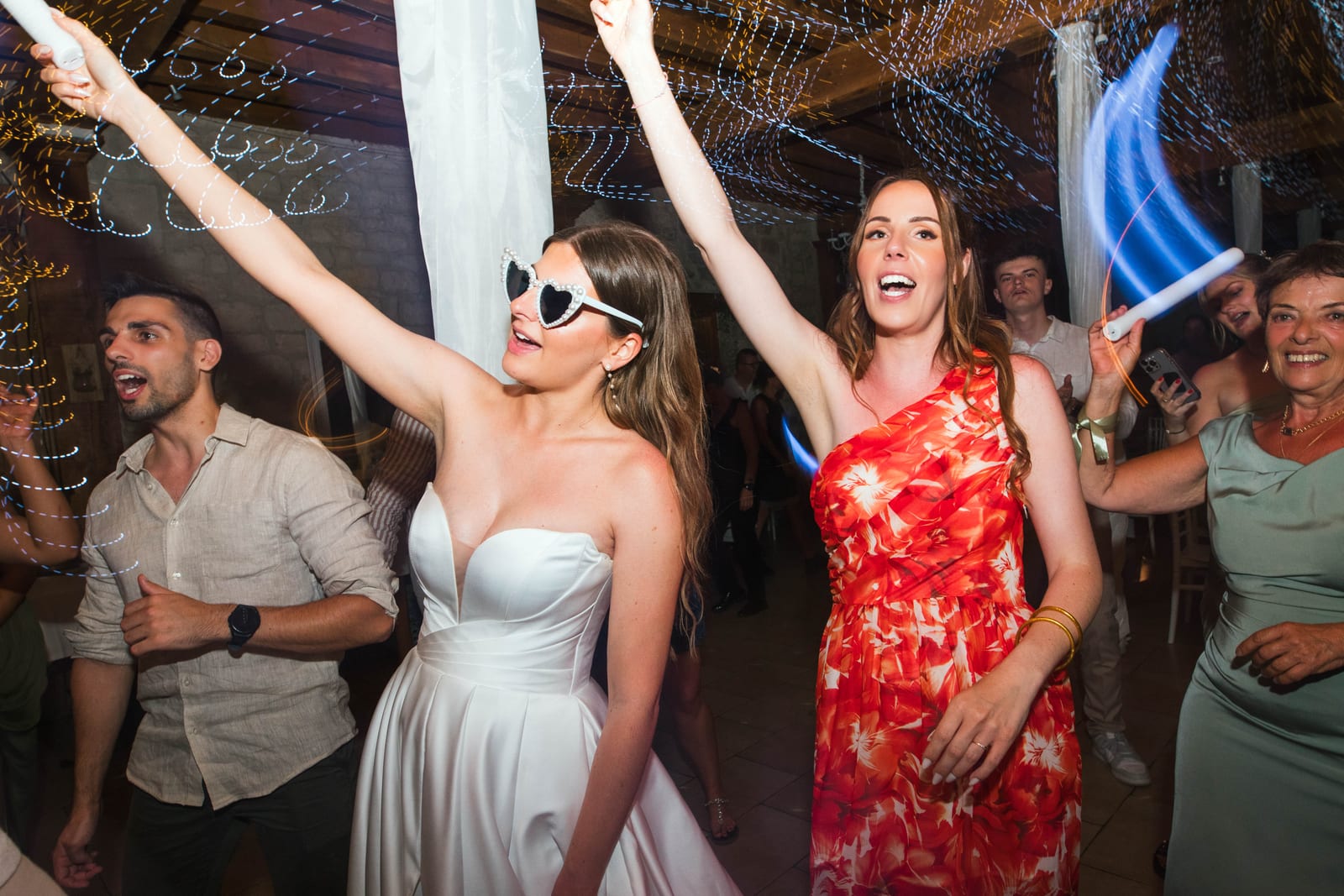 Piste de danse festive, invités bras levés en soirée, mariage Killian et Élodie au Domaine de l'Orangerie, mariage au Domaine de l'Orangerie, par Jean-Baptiste Argyre (Jaysphotography)