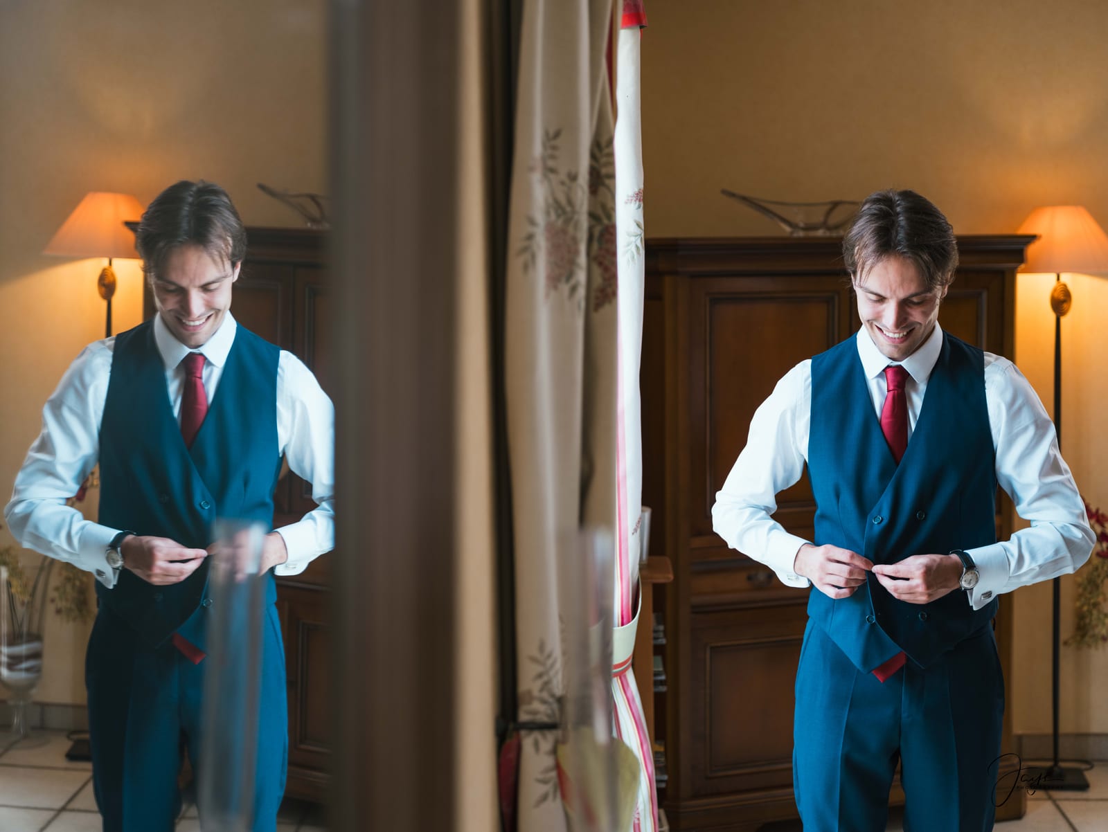 Quentin boutonne sa veste de costume bleu lors des préparatifs, lumière intérieure douce, Château de la Houssoye, mariage au Château de la Houssoye, par Jean-Baptiste Argyre (Jaysphotography)