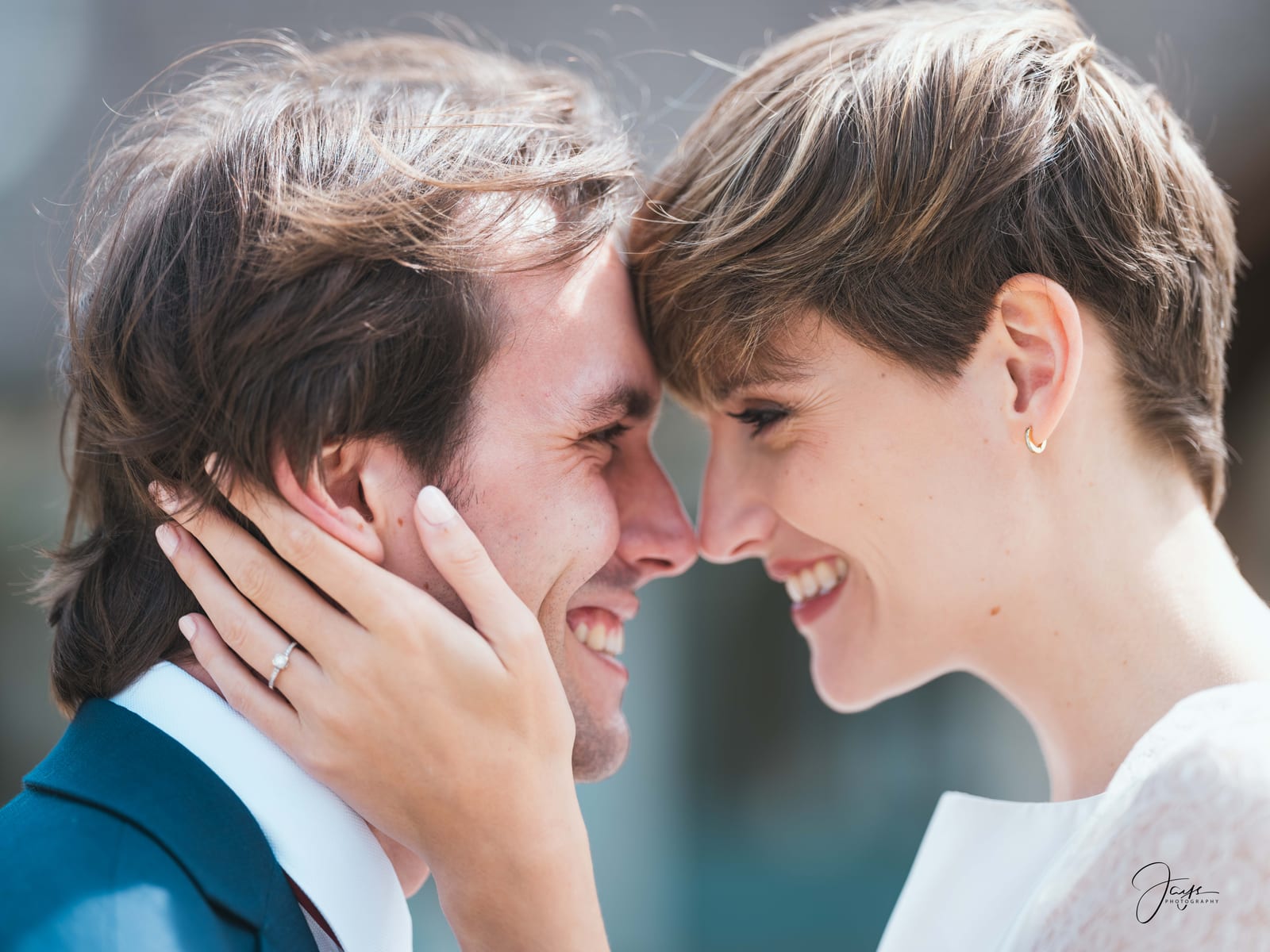 Lara et Quentin front contre front, regard complice et intime, portraits de couple au Château de la Houssoye, Oise, mariage au Château de la Houssoye, par Jean-Baptiste Argyre (Jaysphotography)