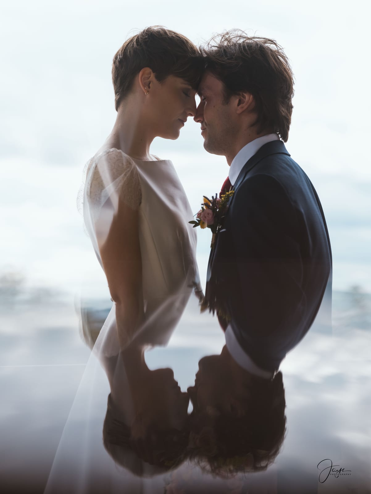 Silhouette de Lara et Quentin en contre-jour dramatique lors du portrait de couple, mariage au Château de la Houssoye, mariage au Château de la Houssoye, par Jean-Baptiste Argyre (Jaysphotography)