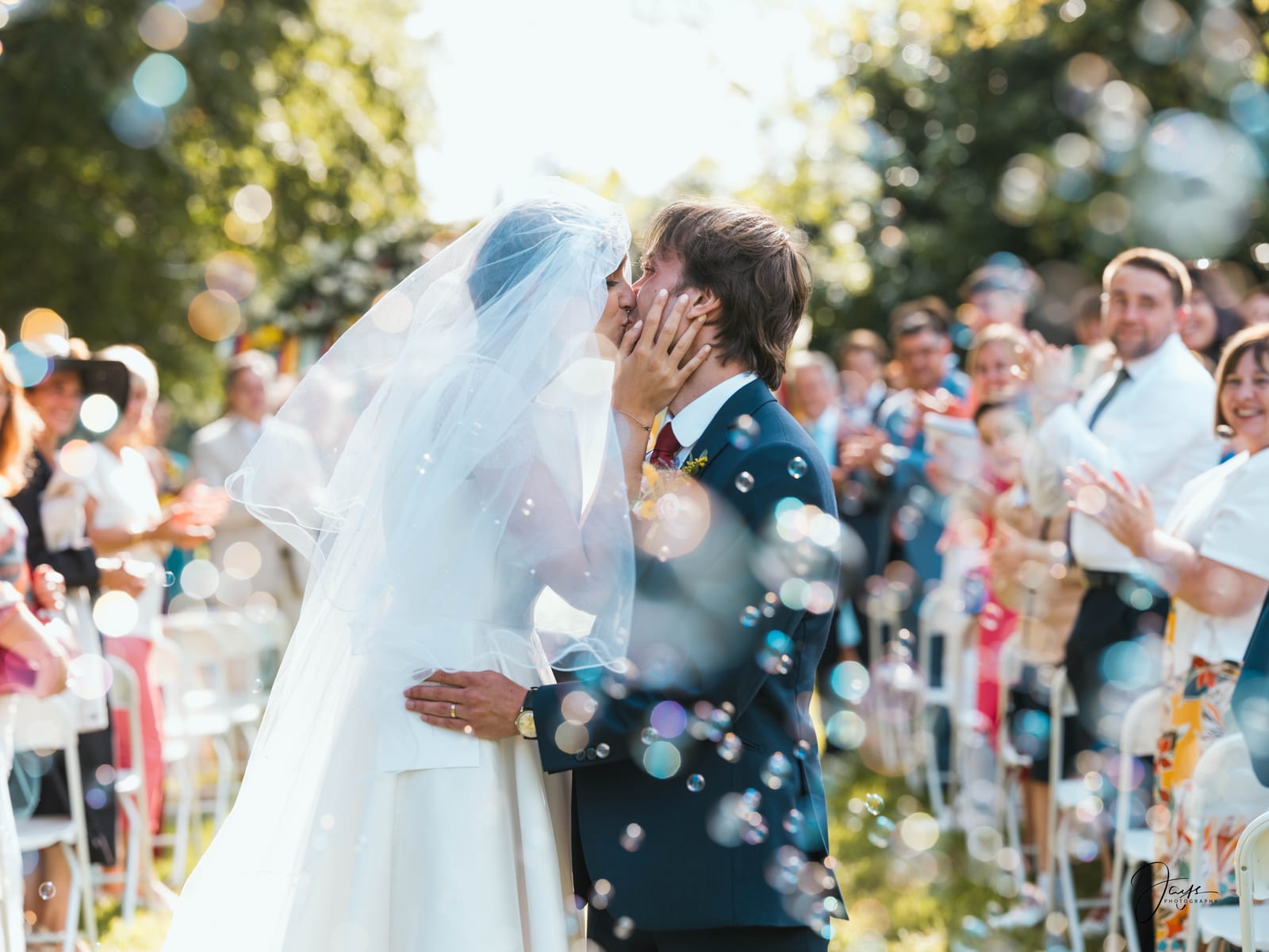 Moment de cérémonie animé, rires et mouvement des invités au mariage de Lara et Quentin, Château de la Houssoye, mariage au Château de la Houssoye, par Jean-Baptiste Argyre (Jaysphotography)