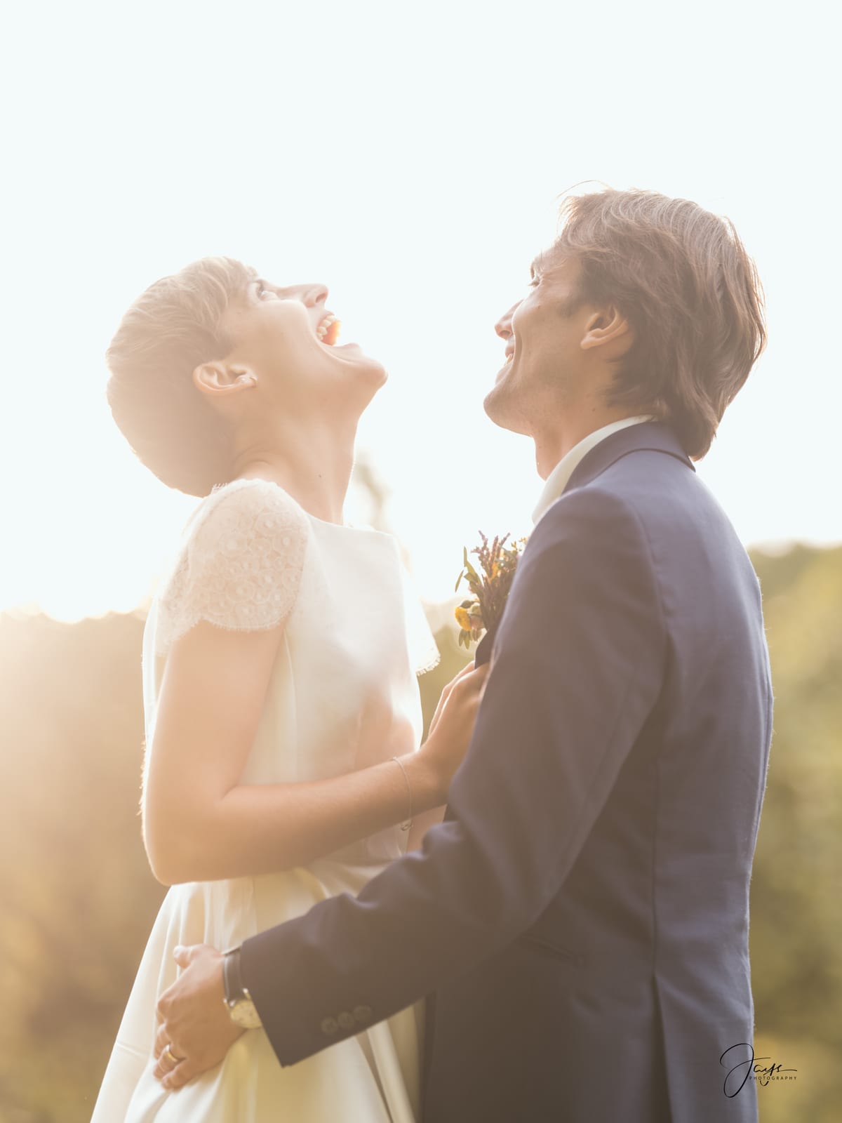 Lara et Quentin dans la lumière chaude de fin de journée, portrait intimiste en contre-jour doré, Château de la Houssoye, mariage au Château de la Houssoye, par Jean-Baptiste Argyre (Jaysphotography)