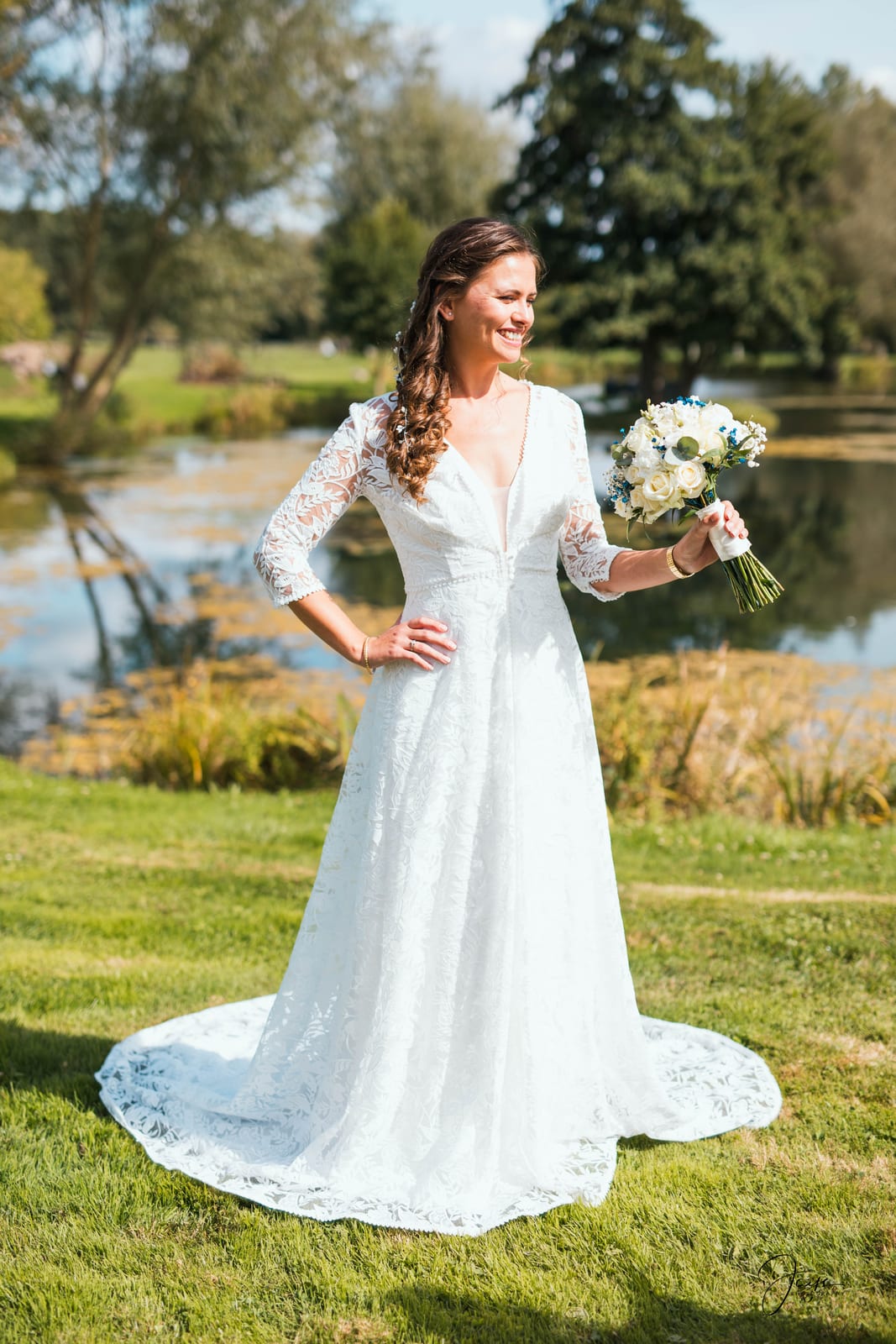 Laura en robe de mariée dentelle manches longues, plein pied dans le parc, rivière en fond, mariage au Château de la Houssoye, par Jean-Baptiste Argyre (Jaysphotography)