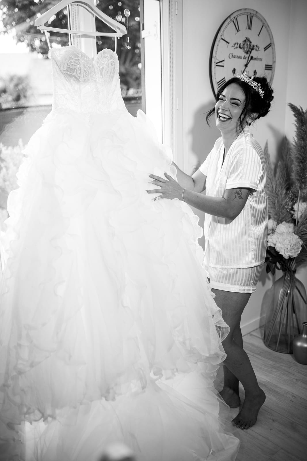 Laura découvrant sa robe de mariée à volants suspendue, préparatifs au Domaine de la Croix Sauvalle, Normandie, mariage au Domaine de la Croix Sauvalle, par Jean-Baptiste Argyre (Jaysphotography)