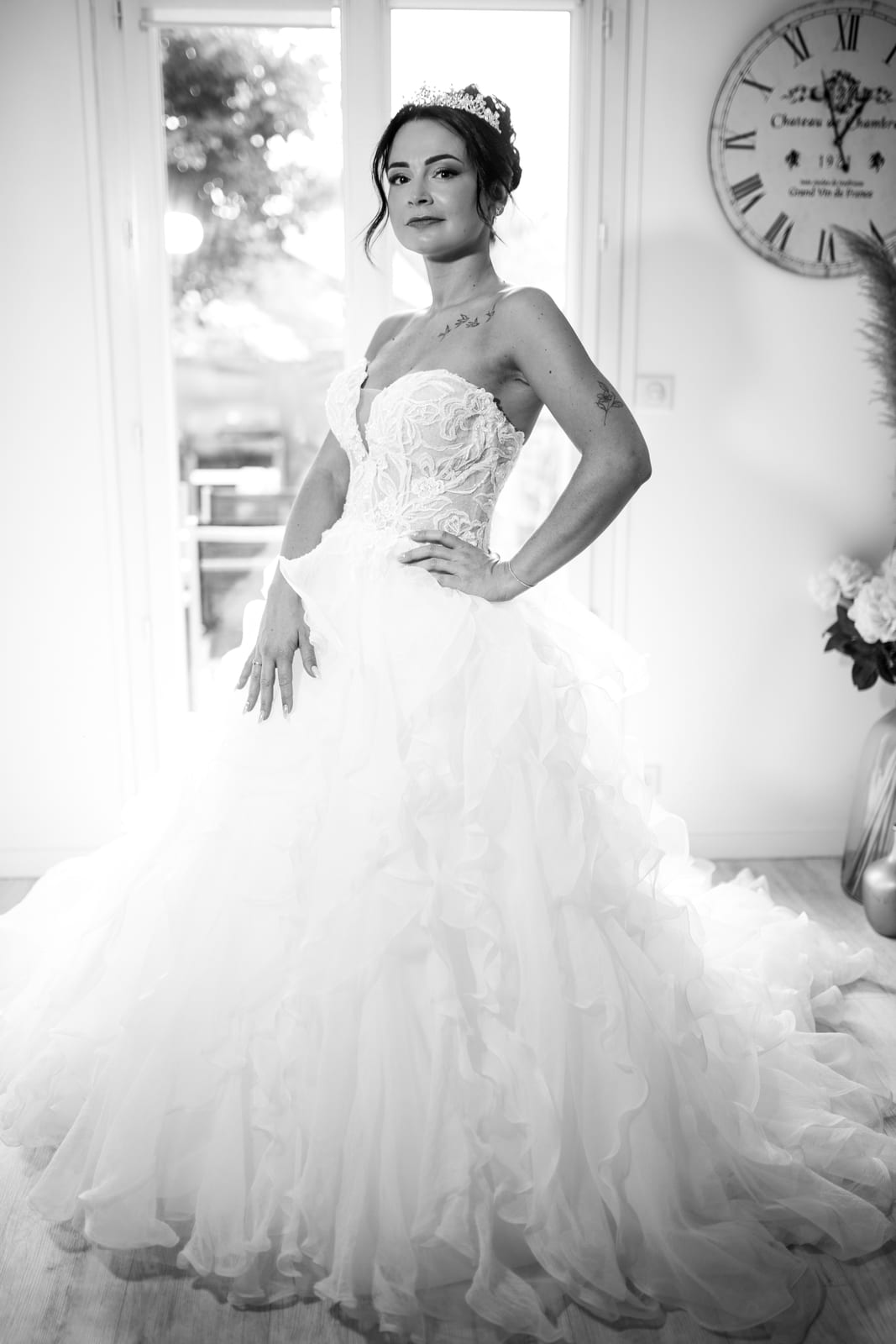 Portrait en pied de Laura en robe de mariée bustier à volants, lumière naturelle, Domaine de la Croix Sauvalle, mariage au Domaine de la Croix Sauvalle, par Jean-Baptiste Argyre (Jaysphotography)