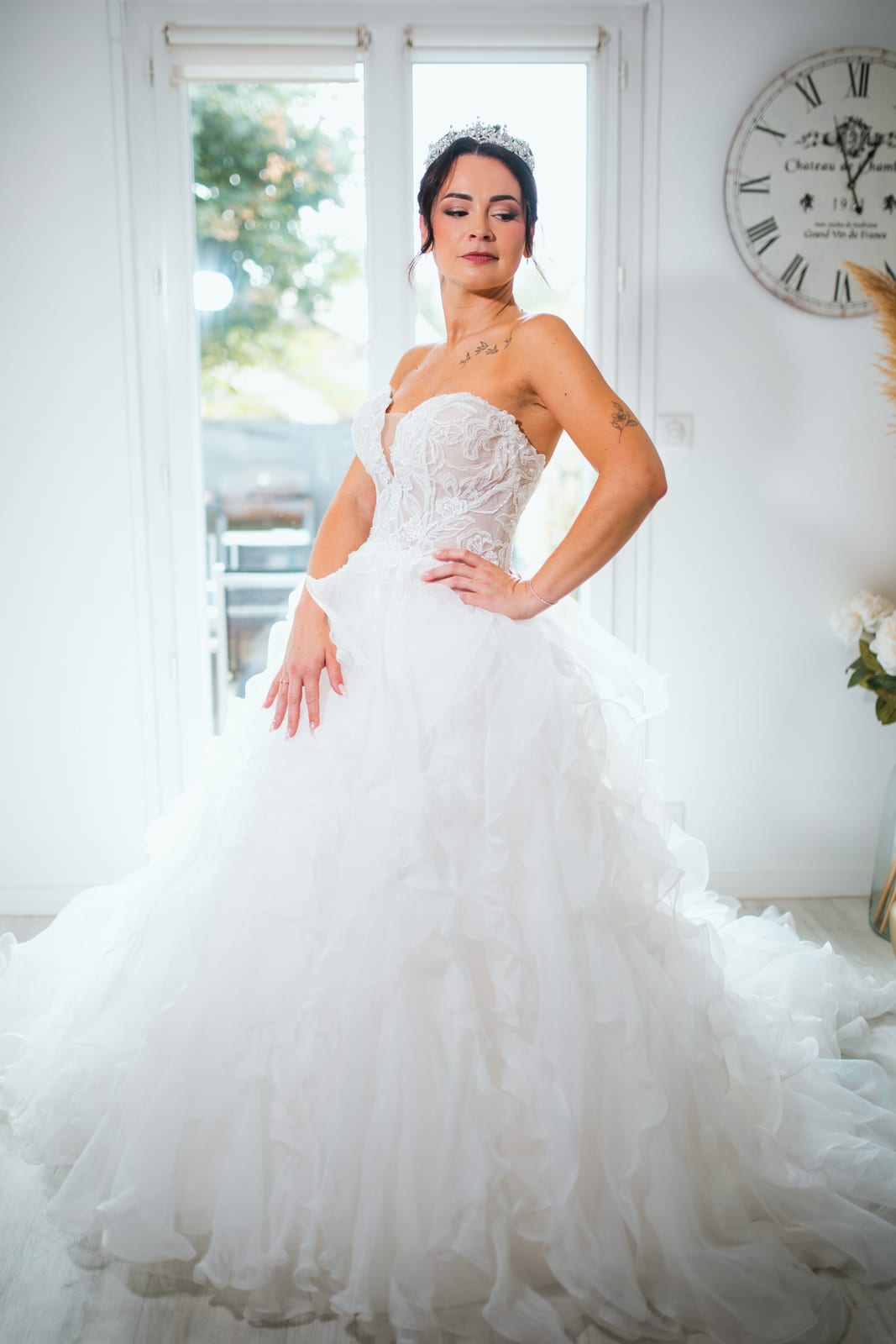 Laura en robe de mariée, portrait en pied à contre-jour, préparatifs au Domaine de la Croix Sauvalle, mariage au Domaine de la Croix Sauvalle, par Jean-Baptiste Argyre (Jaysphotography)