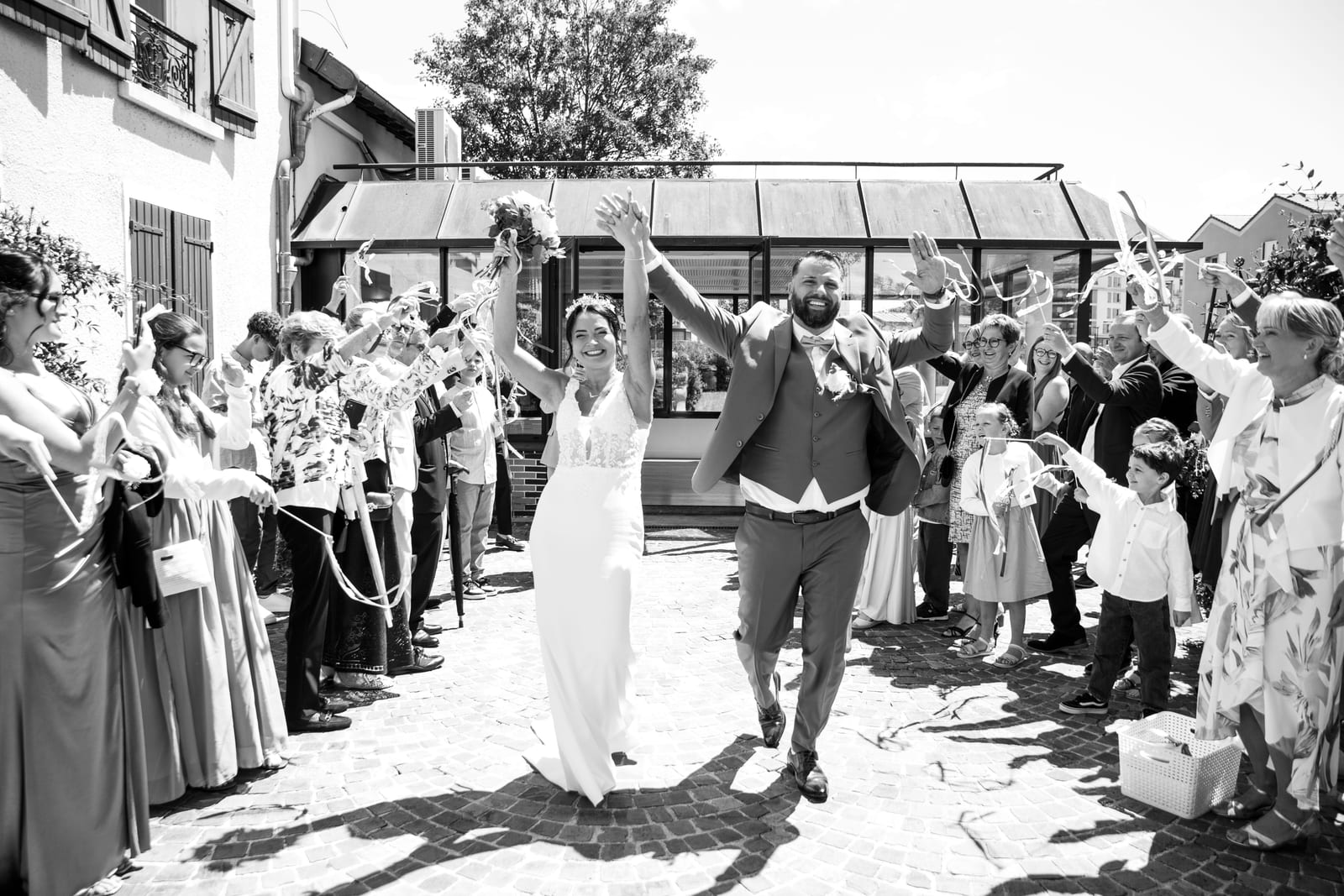 Sortie des mariés sous une haie d'honneur et une pluie de confettis, Domaine de la Croix Sauvalle, mariage au Domaine de la Croix Sauvalle, par Jean-Baptiste Argyre (Jaysphotography)