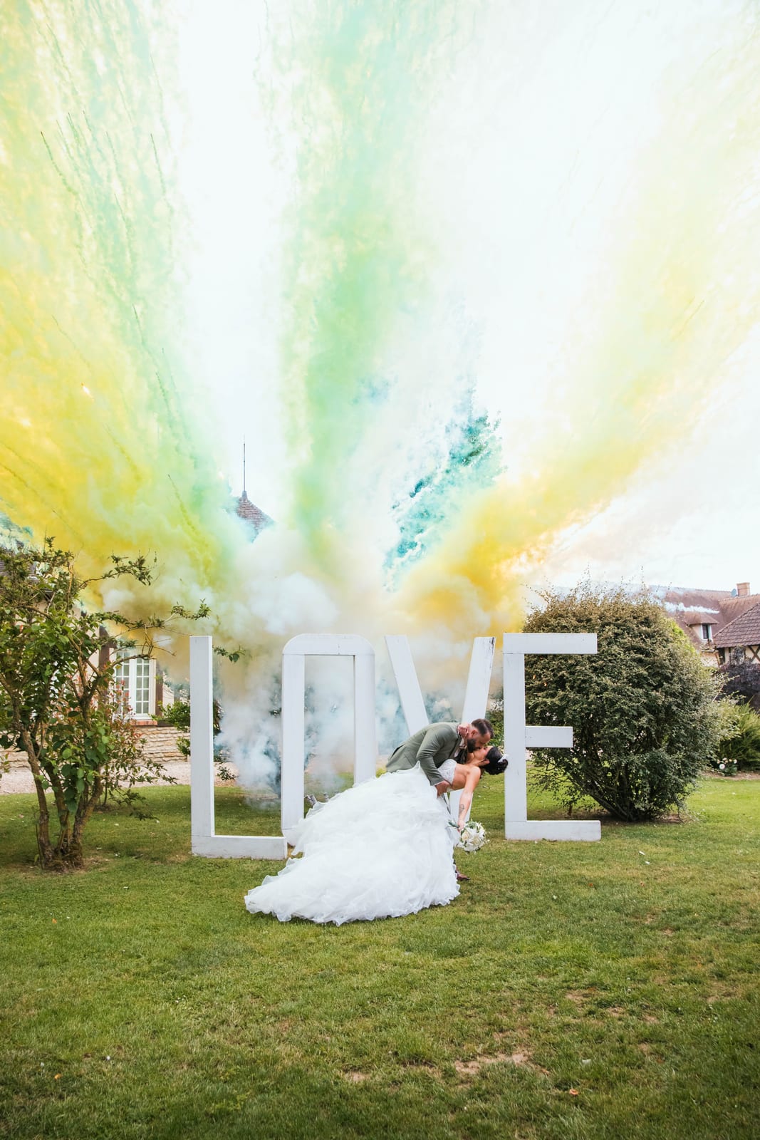 Nuage de fumée colorée jaune et verte lors d'un effet fumigène, Domaine de la Croix Sauvalle, mariage au Domaine de la Croix Sauvalle, par Jean-Baptiste Argyre (Jaysphotography)