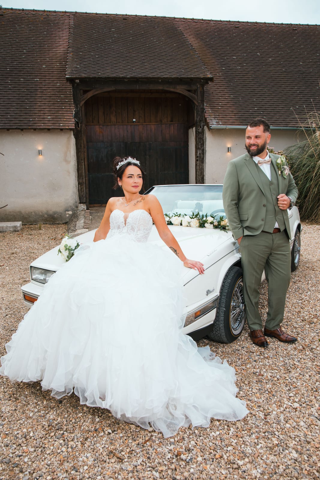 Laura et Sébastien près d'une voiture décapotable vintage blanche devant la grange à colombages, Domaine de la Croix Sauvalle, mariage au Domaine de la Croix Sauvalle, par Jean-Baptiste Argyre (Jaysphotography)