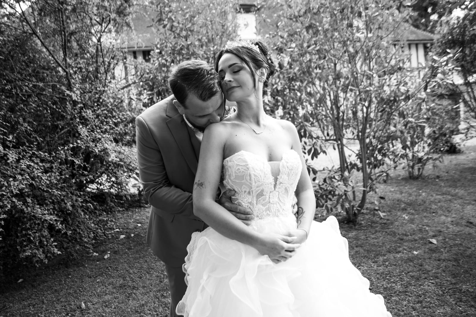 Portrait noir et blanc de Laura et Sébastien enlacés dans le parc, Domaine de la Croix Sauvalle, mariage au Domaine de la Croix Sauvalle, par Jean-Baptiste Argyre (Jaysphotography)