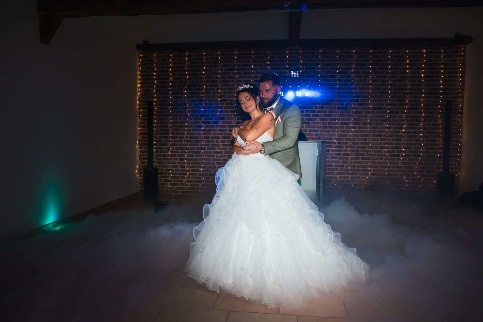 Première danse de Laura et Sébastien dans la fumée et la lumière bleue, Domaine de la Croix Sauvalle, mariage au Domaine de la Croix Sauvalle, par Jean-Baptiste Argyre (Jaysphotography)