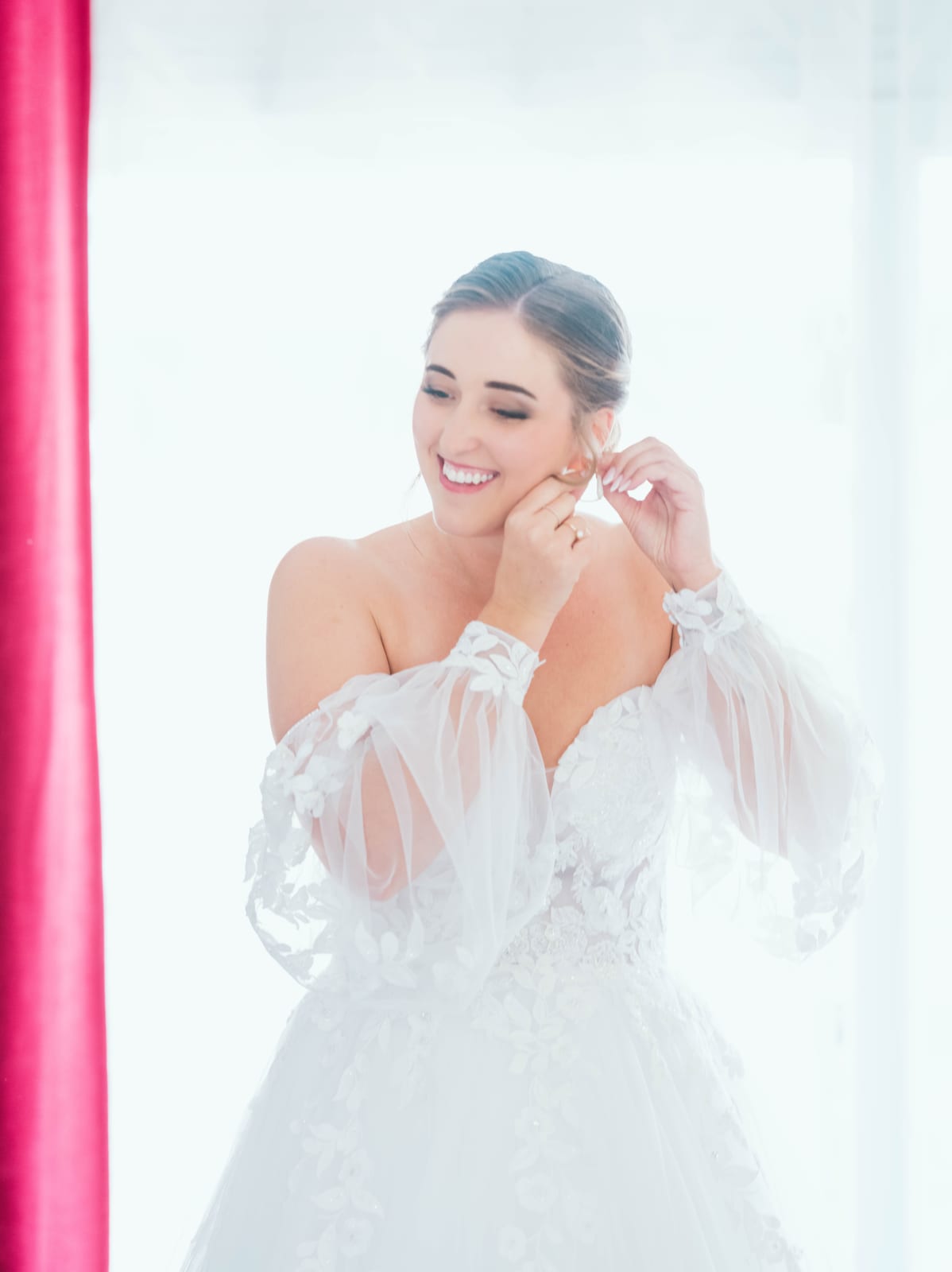 Lola en robe ivoire lors des préparatifs, moment d'émotion capturé dans la chambre du château, mariage au Château de La Tour, par Jean-Baptiste Argyre (Jaysphotography)