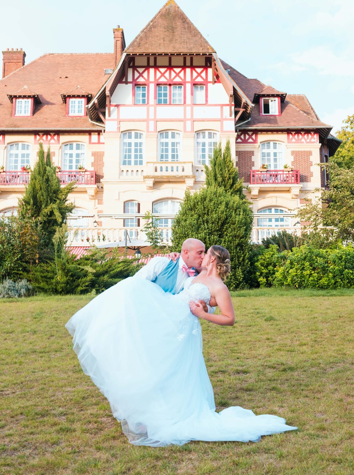 Lola seule dans le parc face au château, robe ivoire à jupe ample, lumière douce de fin d'après-midi, mariage au Château de La Tour, par Jean-Baptiste Argyre (Jaysphotography)