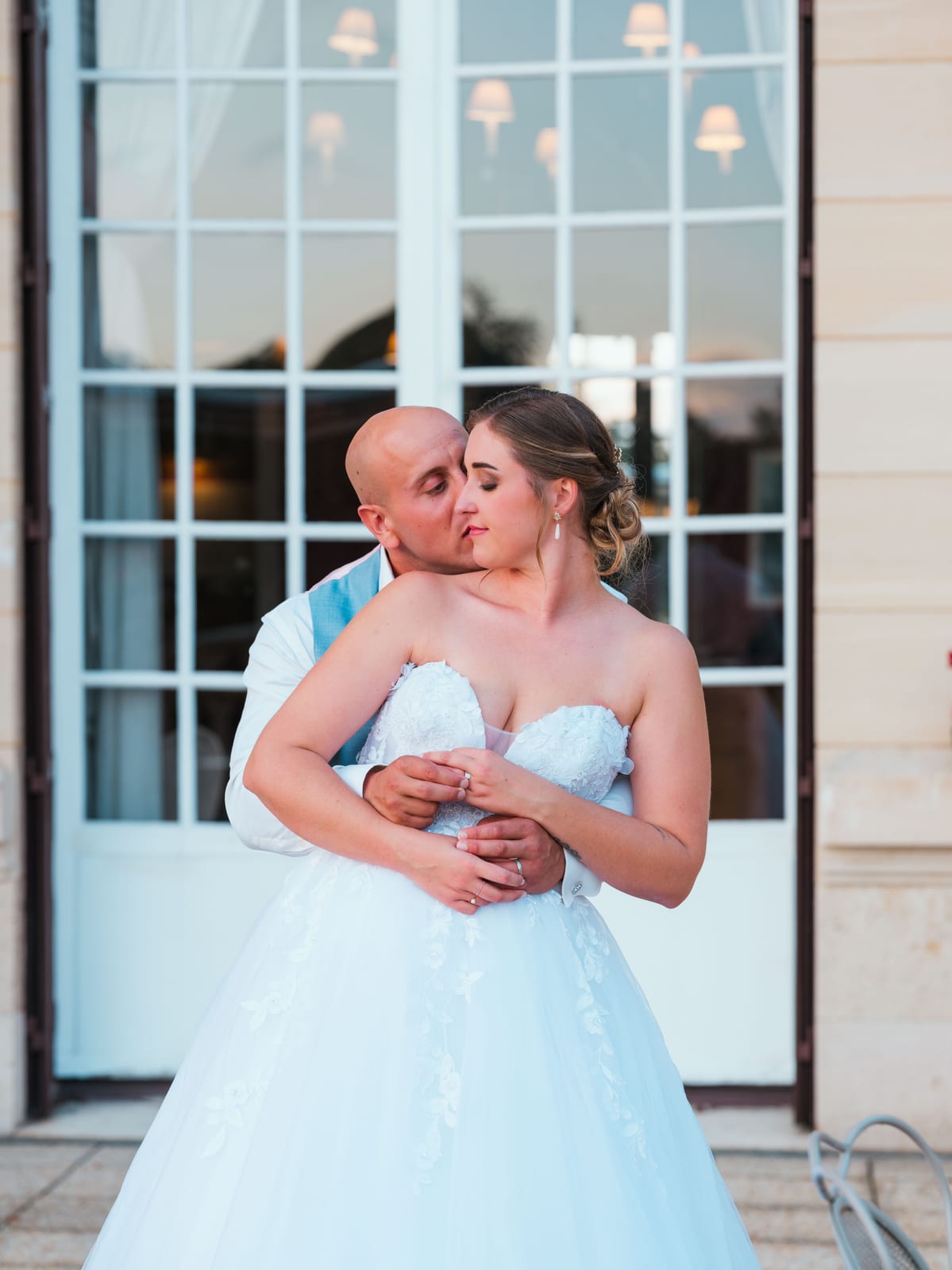 Lola et Lylian en soirée sur le balcon ou escalier du château, moment intime à deux après le dîner, mariage au Château de La Tour, par Jean-Baptiste Argyre (Jaysphotography)