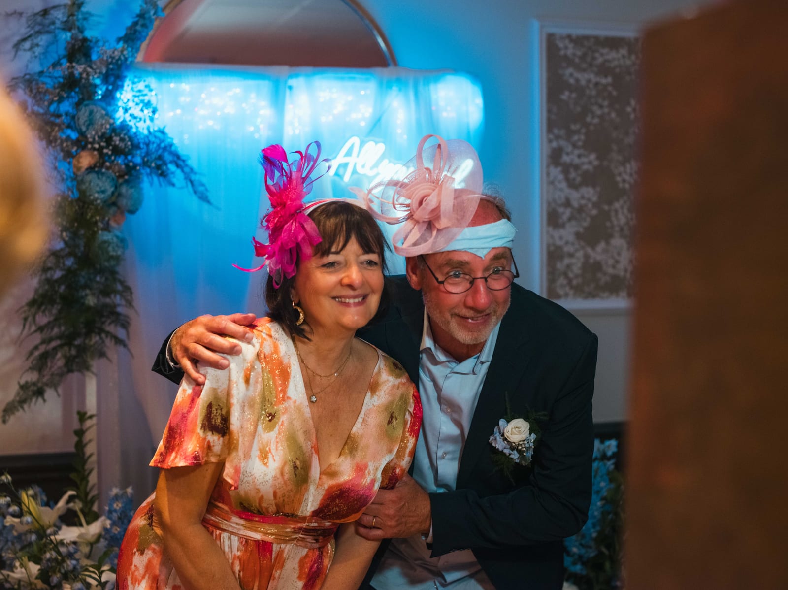 Invités lors de la soirée festive avec accessoires photo booth, chapeaux et lunettes fantaisie, ambiance décontractée, mariage au Château de La Tour, par Jean-Baptiste Argyre (Jaysphotography)