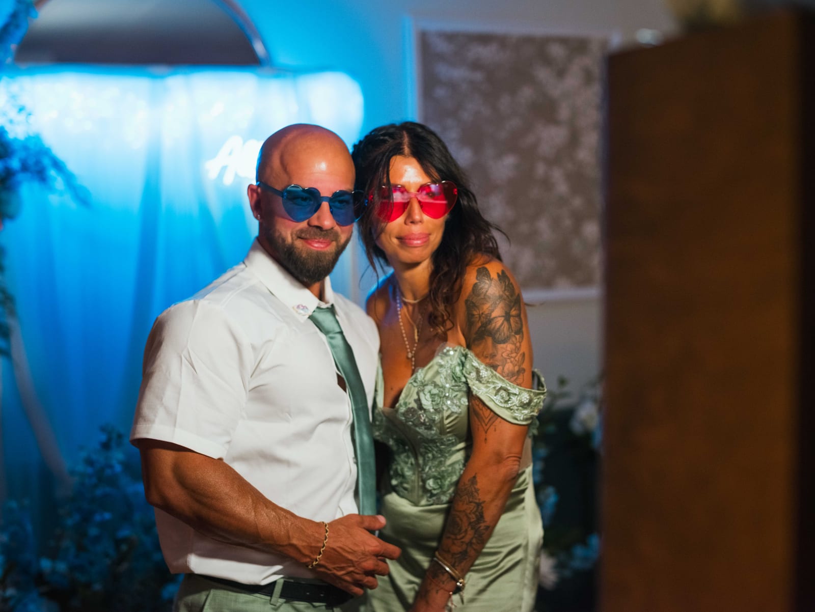 Groupe d'invités en soirée, éclairage bleu ambiance, lunettes fantaisie, atmosphère de fête, mariage au Château de La Tour, par Jean-Baptiste Argyre (Jaysphotography)