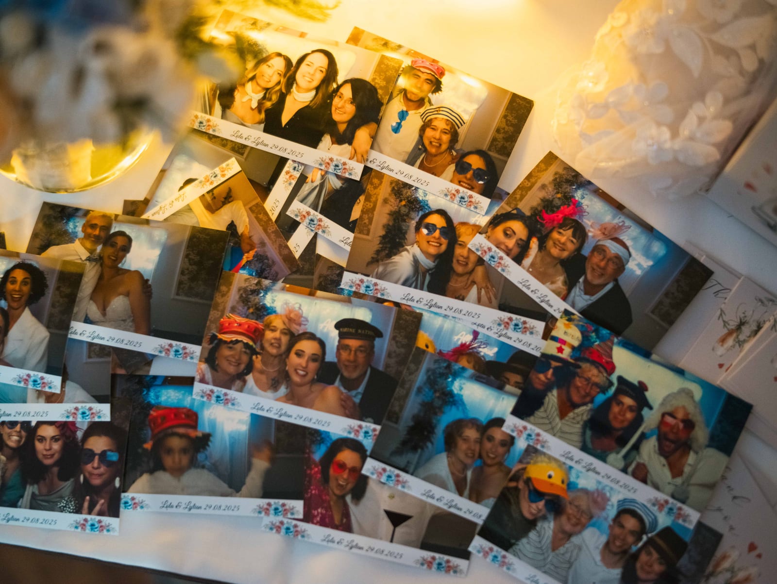 Mur de photos polaroid souvenirs installé pour la soirée, dizaines de tirages épinglés formant un mosaïque de moments, mariage au Château de La Tour, par Jean-Baptiste Argyre (Jaysphotography)