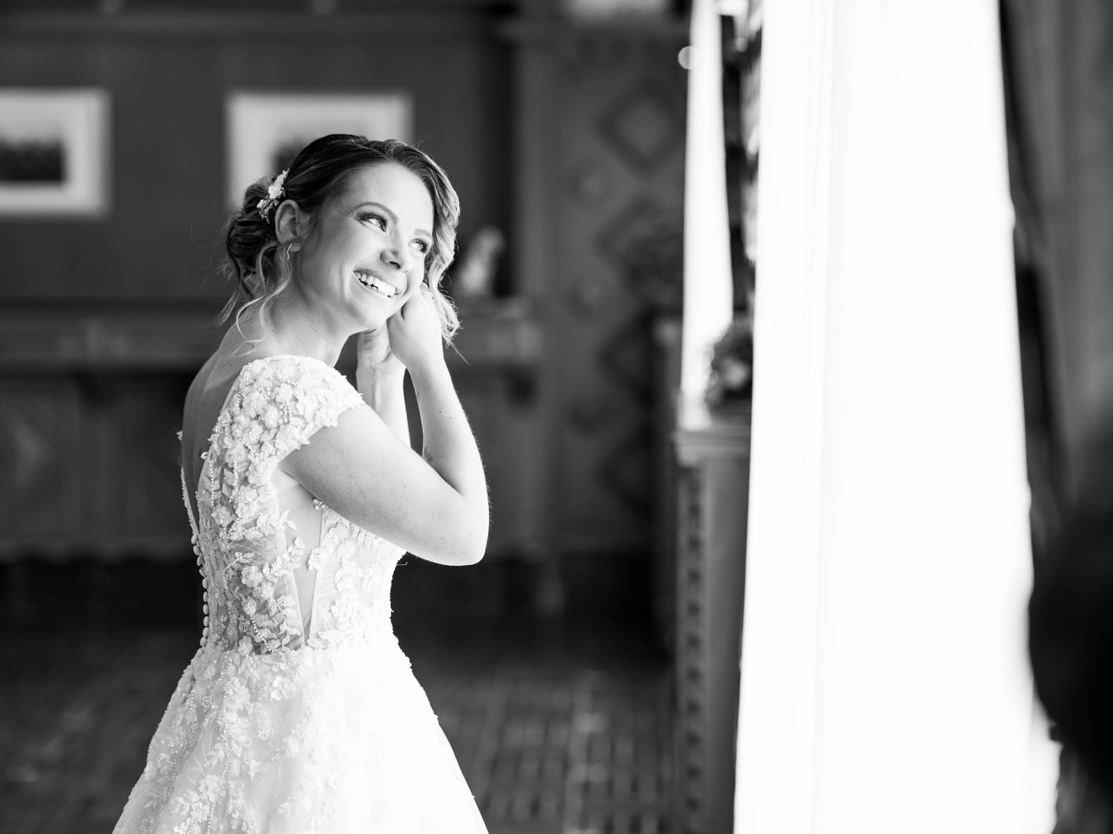 Portrait de Manon en noir et blanc près de la fenêtre lumineuse, mariage au Domaine de la Muette, par Jean-Baptiste Argyre (Jaysphotography)