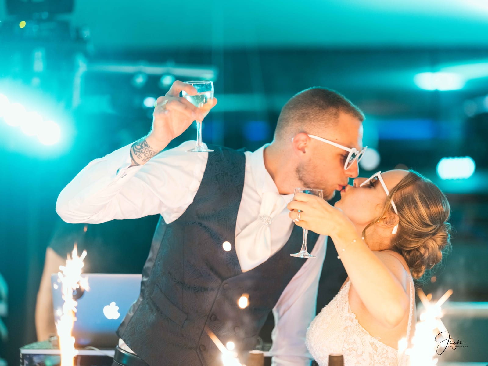 Couple dansant sous les lumières bleues avec étincelles, ouverture de bal à l'hippodrome, mariage au Hippodrome de Chantilly, par Jean-Baptiste Argyre (Jaysphotography)