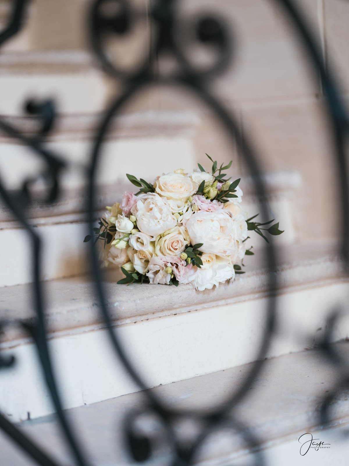 Bouquet blanc de mariée posé sur un miroir baroque en fer forgé, décor château en arrière-plan, Château d'Auvilliers, mariage au Château d'Auvilliers, par Jean-Baptiste Argyre (Jaysphotography)