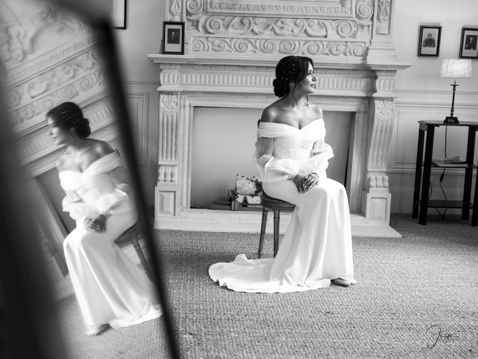 Portrait noir et blanc de Margaux devant la cheminée en marbre blanc, robe longue et fourrure blanche, mariage au Château d'Auvilliers, par Jean-Baptiste Argyre (Jaysphotography)