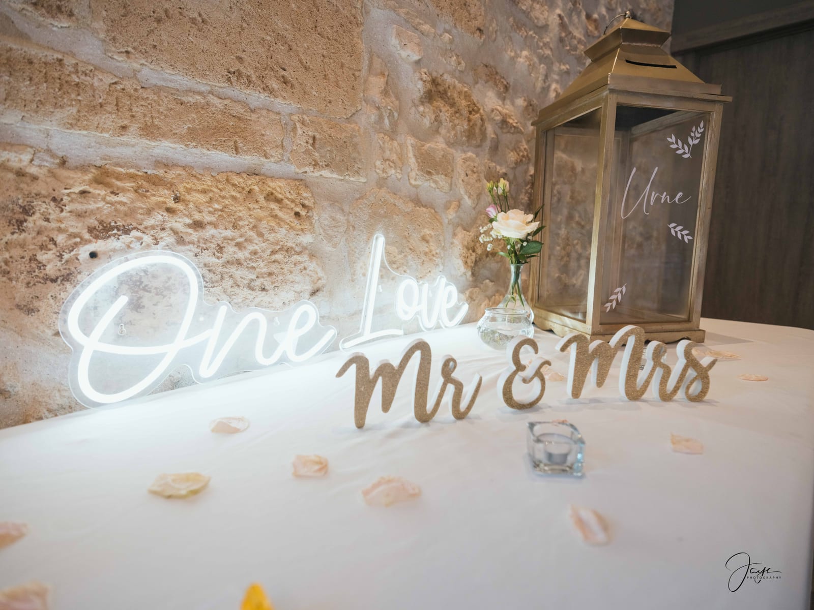 Enseigne lumineuse One love Mr and Mrs en pierre de château, chandelier lanterne, décor soirée Château d'Auvilliers, mariage au Château d'Auvilliers, par Jean-Baptiste Argyre (Jaysphotography)