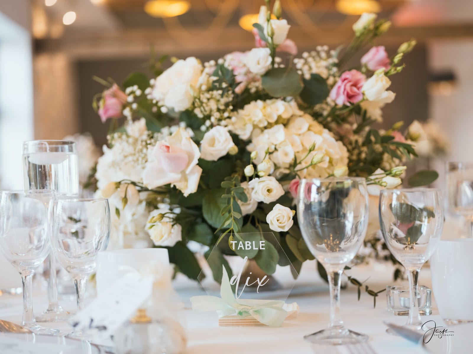 Composition florale blanche sur table dressée, verres à pied, décoration de mariage Château d'Auvilliers, mariage au Château d'Auvilliers, par Jean-Baptiste Argyre (Jaysphotography)