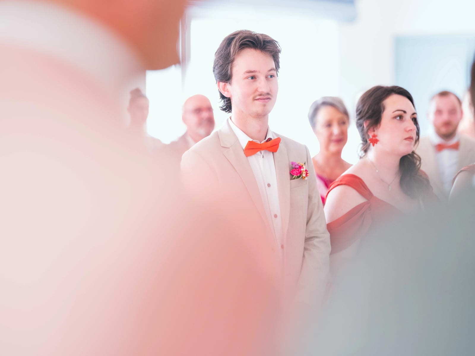 Alex en costume et nœud papillon orange attend, ému, le début de la cérémonie, mariage au Domaine du Bois Saint Mard, par Jean-Baptiste Argyre (Jaysphotography)