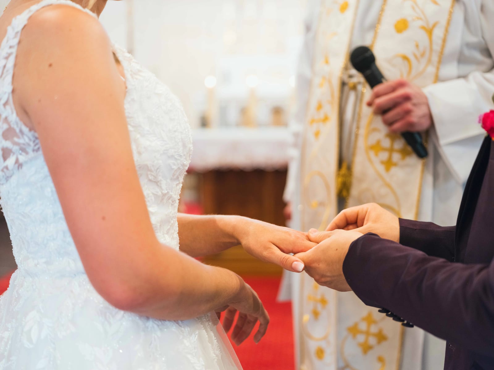 Alex passe l'alliance au doigt d'Audrey devant le célébrant pendant la cérémonie religieuse, mariage au Domaine du Bois Saint Mard, par Jean-Baptiste Argyre (Jaysphotography)