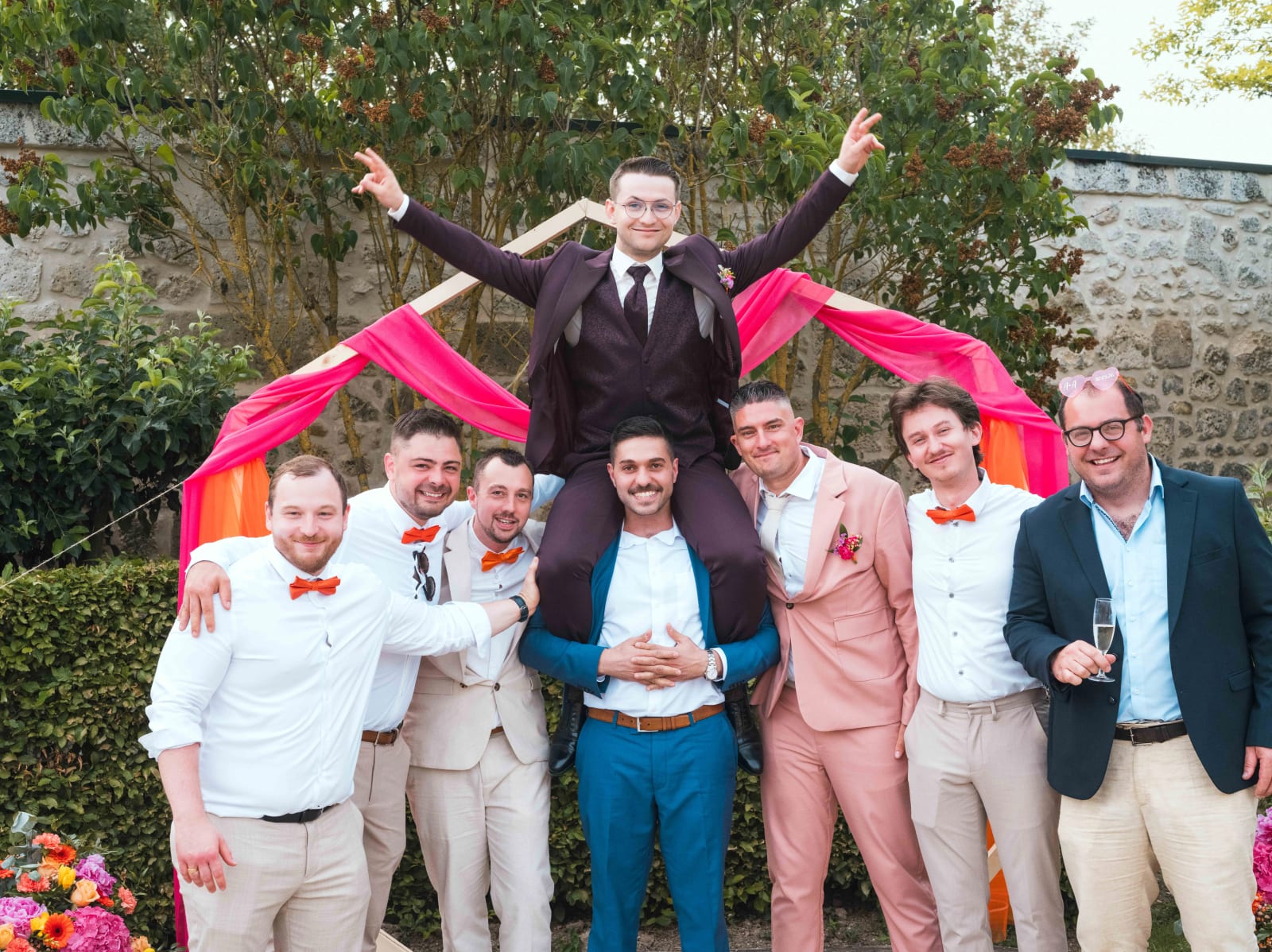 Alex porté en triomphe par ses amis et témoins lors du vin d'honneur dans le parc du domaine, mariage au Domaine du Bois Saint Mard, par Jean-Baptiste Argyre (Jaysphotography)