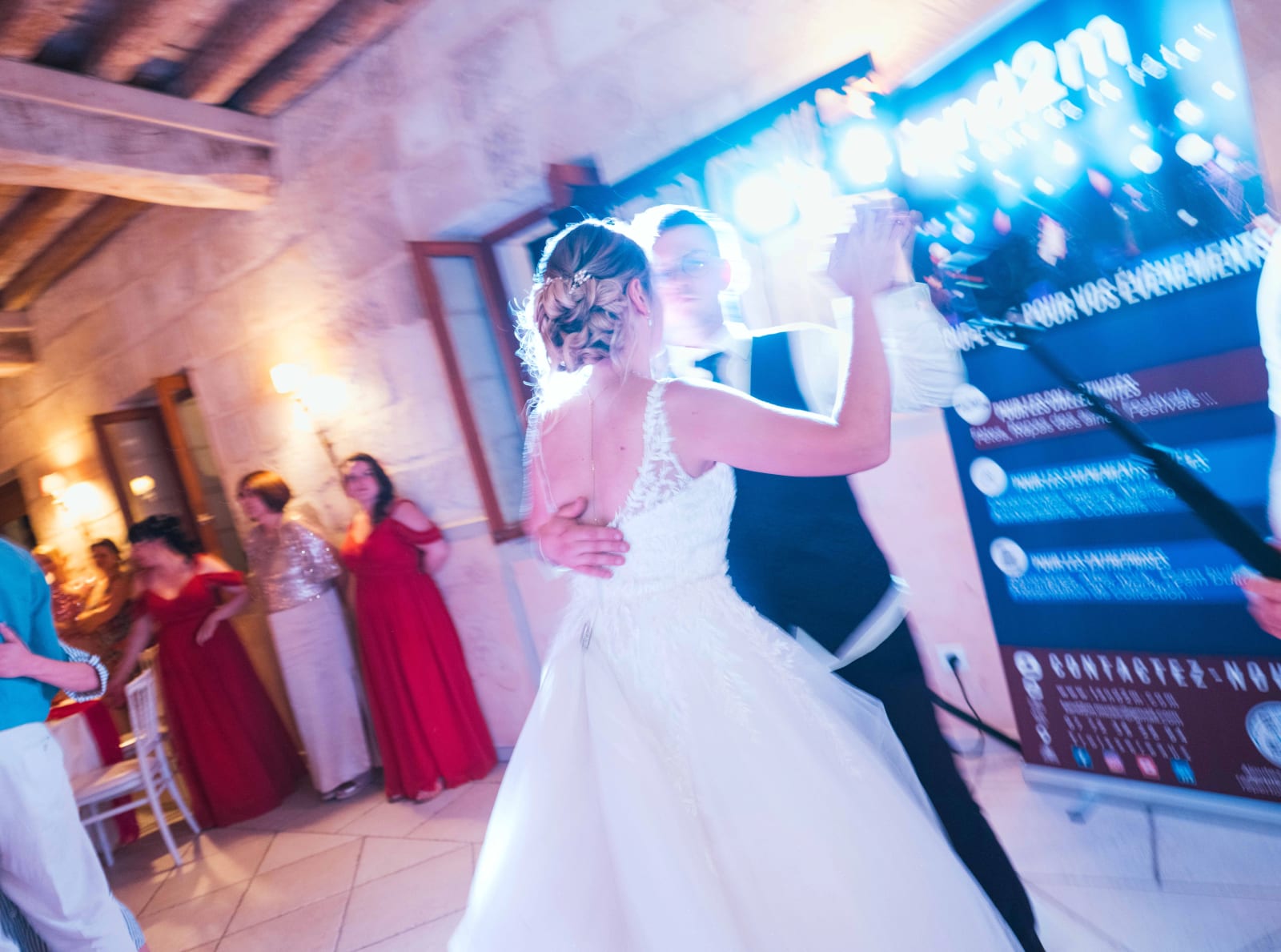 Alex et Audrey dansent enlacés sous les lumières bleues de la soirée, invitées en rouge en fond, mariage au Domaine du Bois Saint Mard, par Jean-Baptiste Argyre (Jaysphotography)