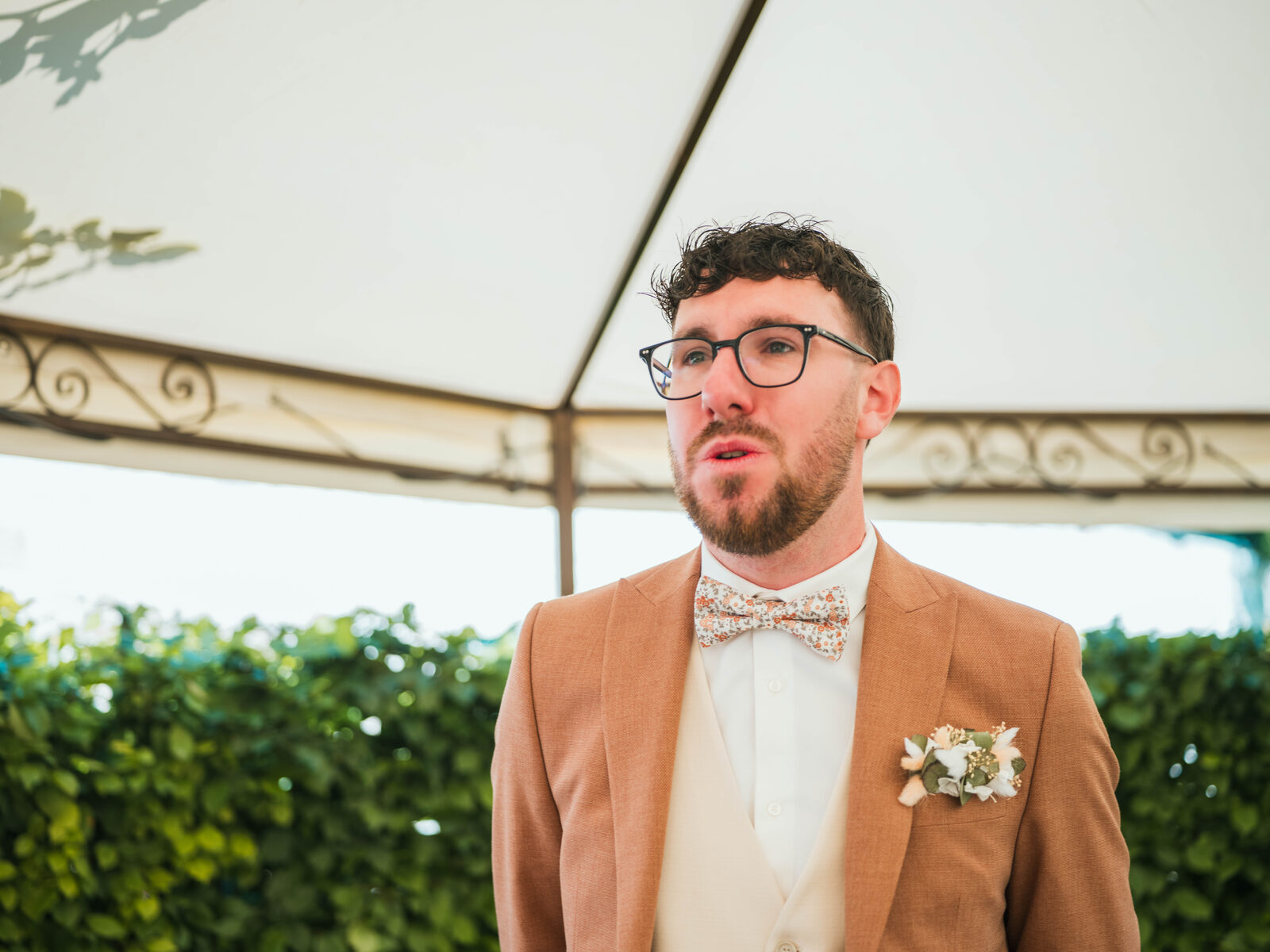 Portrait du marié submergé par l'émotion à son entrée sous le chapiteau de la cérémonie — mariage au Domaine du Bois Saint Mard, par Jean-Baptiste Argyre (Jaysphotography)