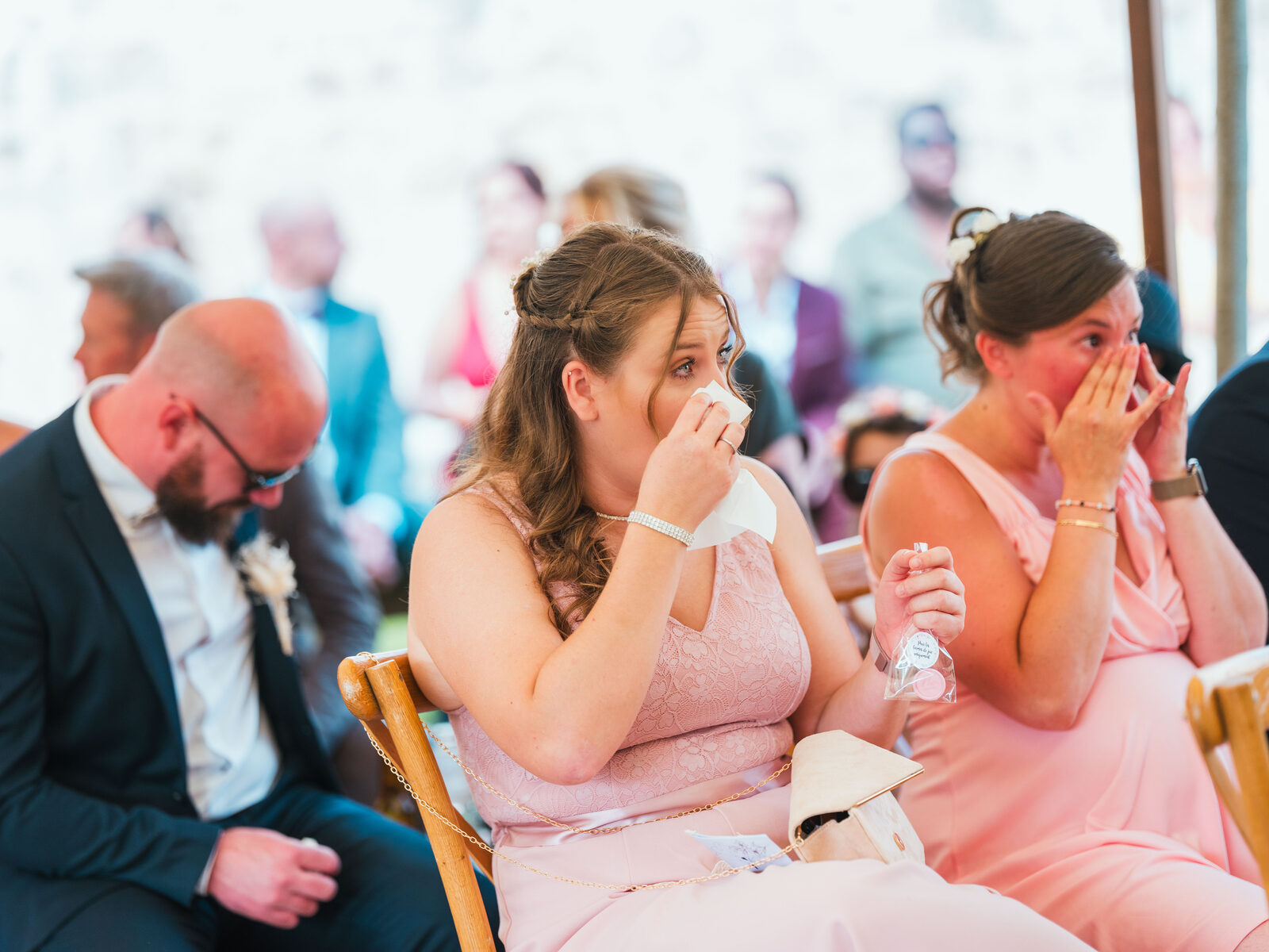 Des invitées émues essuient leurs larmes pendant la cérémonie laïque — mariage au Domaine du Bois Saint Mard, par Jean-Baptiste Argyre (Jaysphotography)