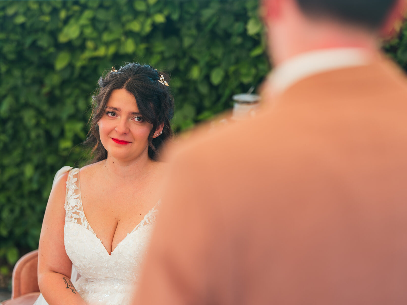 Portrait de la mariée émue, le regard posé sur son futur époux pendant la cérémonie — mariage au Domaine du Bois Saint Mard, par Jean-Baptiste Argyre (Jaysphotography)