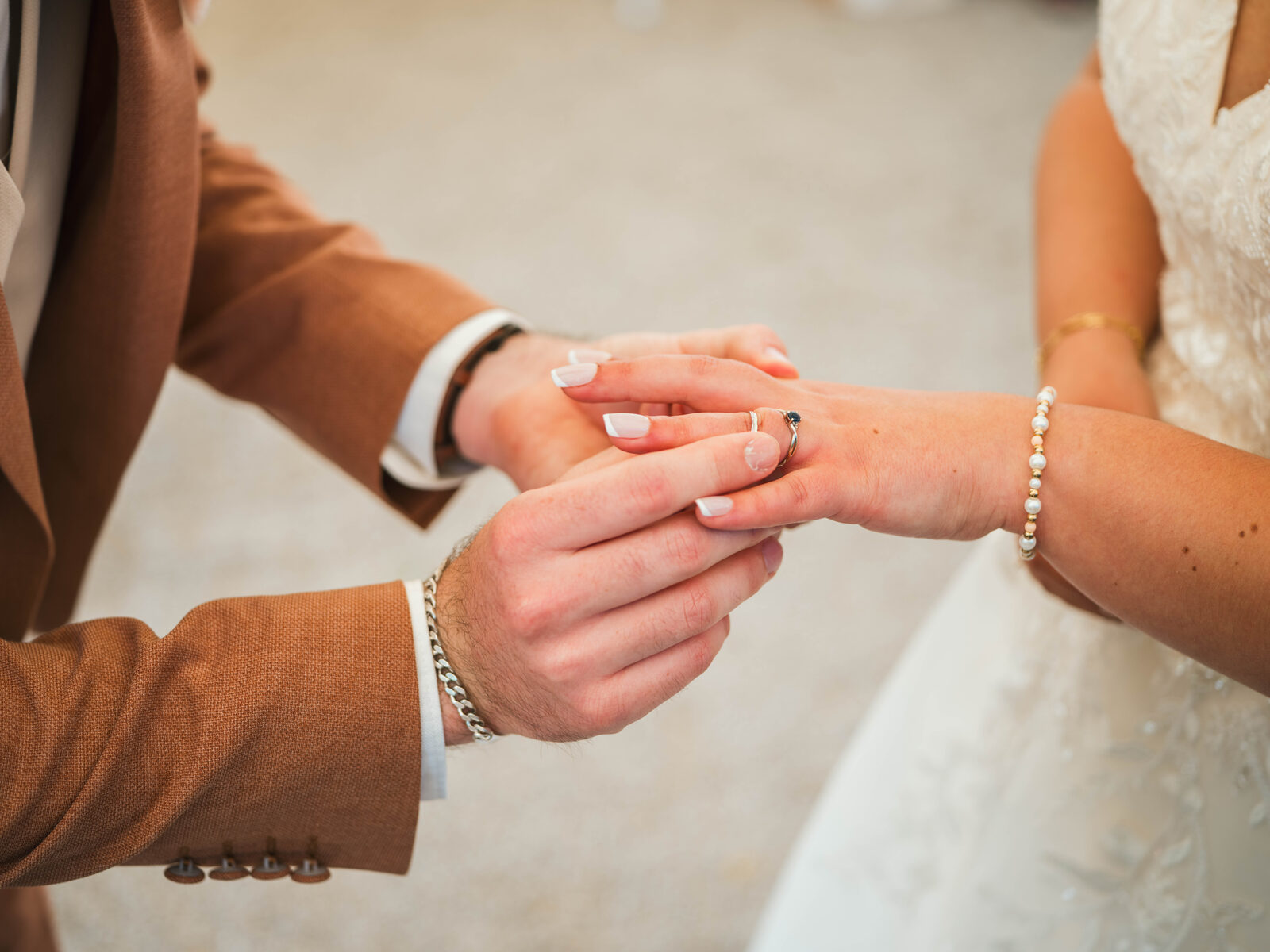 Détail de l'échange des alliances, l'anneau glissé au doigt de la mariée — mariage au Domaine du Bois Saint Mard, par Jean-Baptiste Argyre (Jaysphotography)