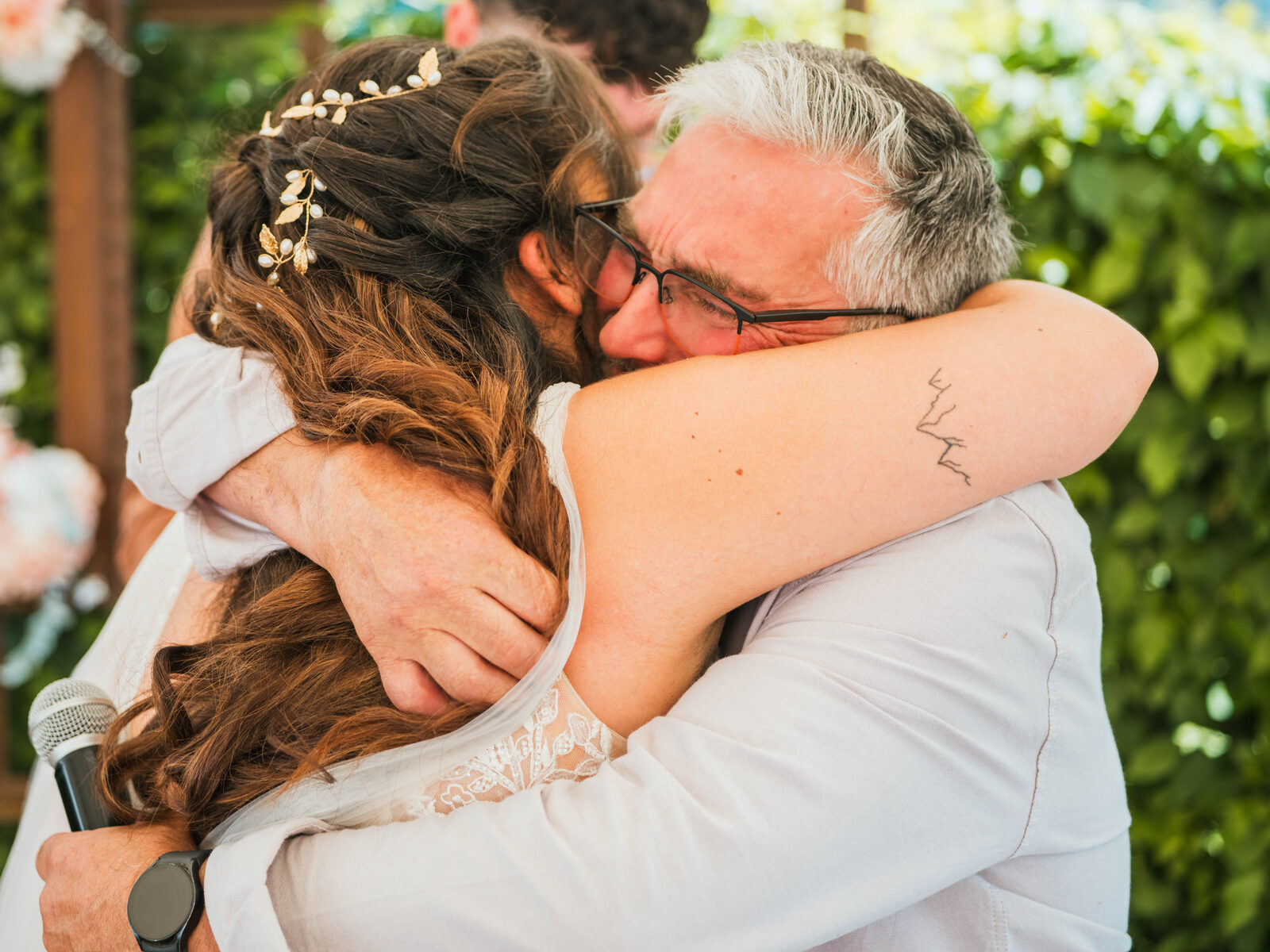 La mariée enlace longuement son père, tous deux émus, le micro encore à la main — mariage au Domaine du Bois Saint Mard, par Jean-Baptiste Argyre (Jaysphotography)