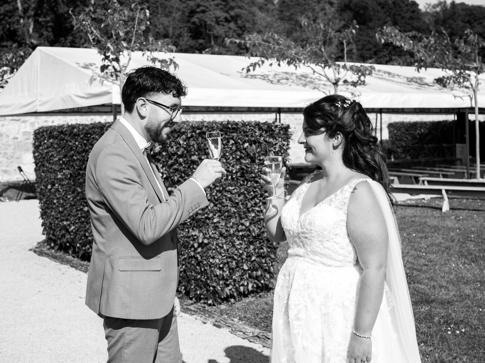 Les mariés trinquent au champagne dans le parc, portrait noir et blanc — mariage au Domaine du Bois Saint Mard, par Jean-Baptiste Argyre (Jaysphotography)