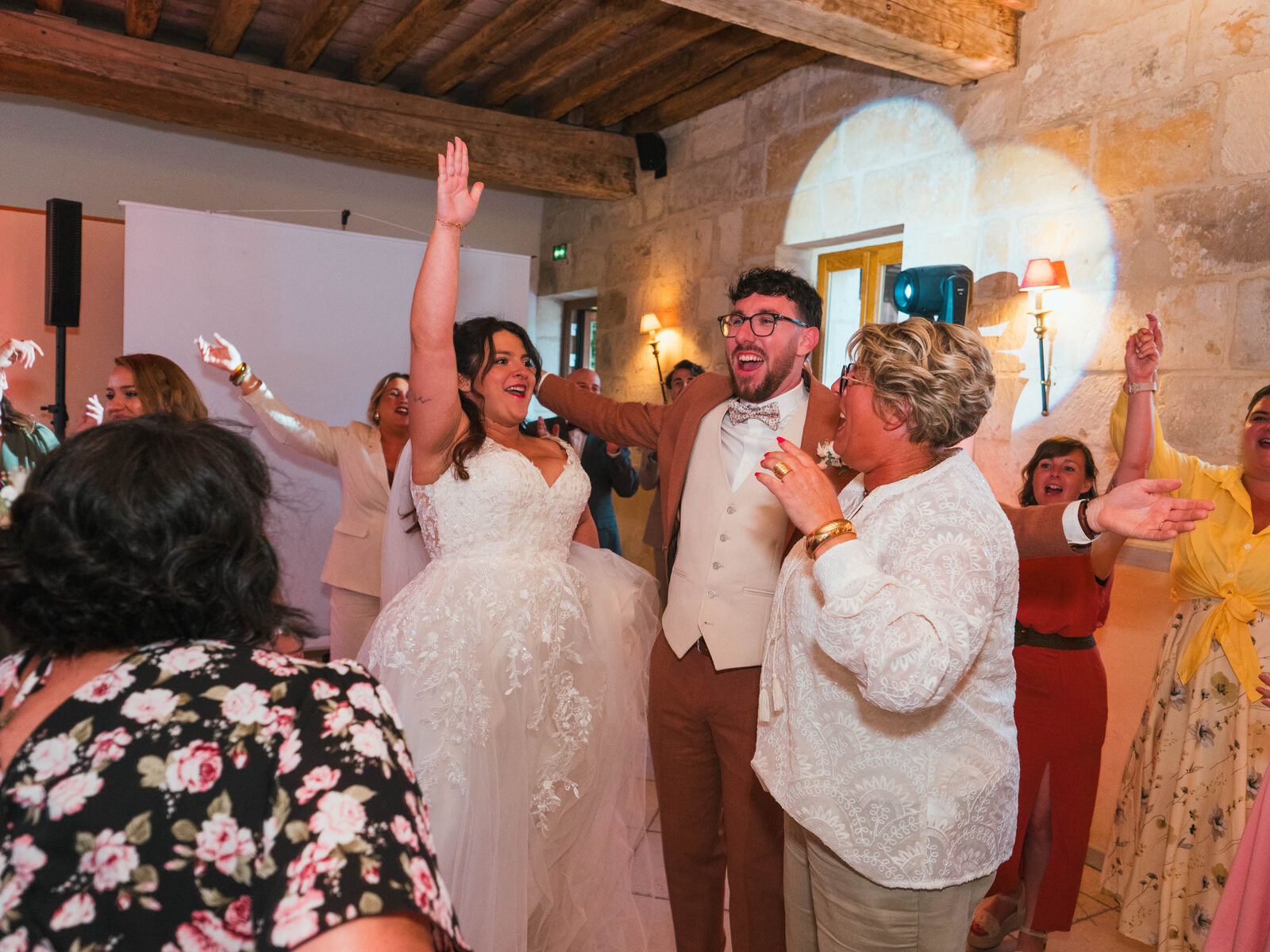 Les mariés chantent et lèvent les bras au milieu de leurs invités sur la piste de danse — mariage au Domaine du Bois Saint Mard, par Jean-Baptiste Argyre (Jaysphotography)