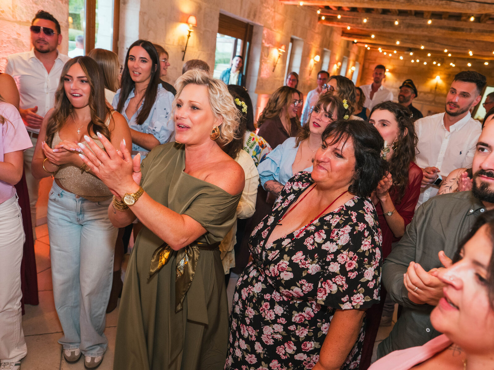 La foule des invités applaudit et chante pendant la soirée dansante — mariage au Domaine du Bois Saint Mard, par Jean-Baptiste Argyre (Jaysphotography)