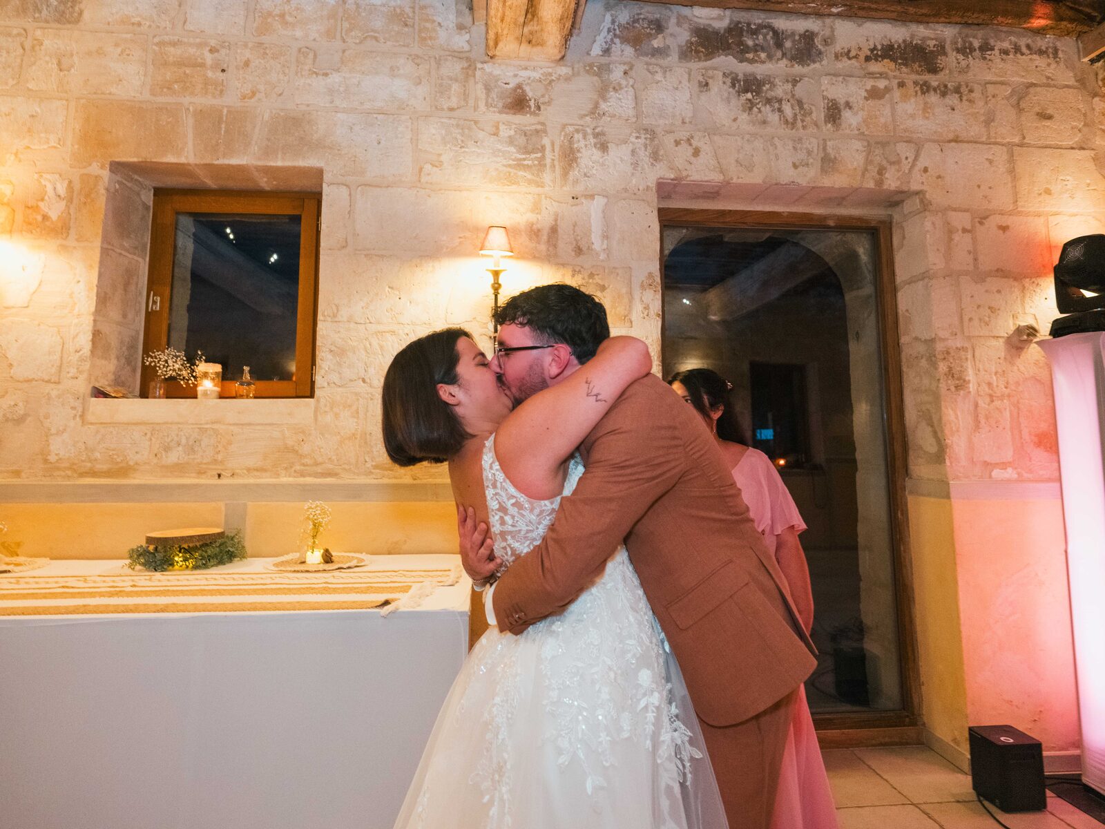 Baiser des mariés en soirée, la mariée arborant sa nouvelle coupe au carré — mariage au Domaine du Bois Saint Mard, par Jean-Baptiste Argyre (Jaysphotography)