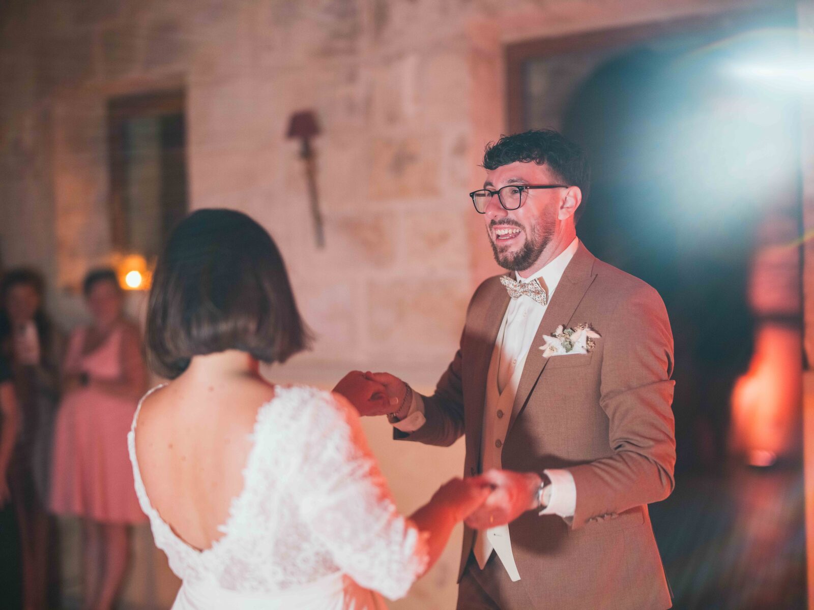 Ouverture de bal : les mariés se font face et se tiennent les mains sur la piste — mariage au Domaine du Bois Saint Mard, par Jean-Baptiste Argyre (Jaysphotography)