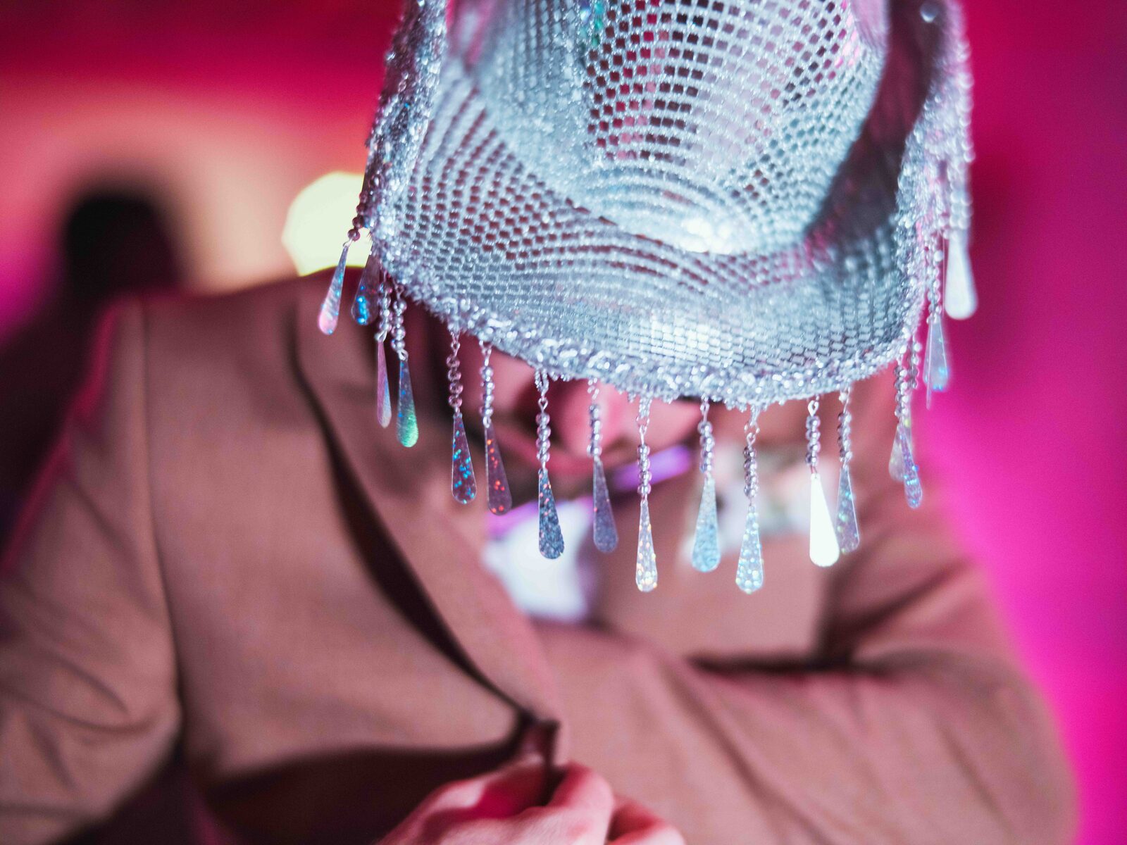 Détail scintillant du chapeau argenté à franges porté sur la piste de danse — mariage au Domaine du Bois Saint Mard, par Jean-Baptiste Argyre (Jaysphotography)